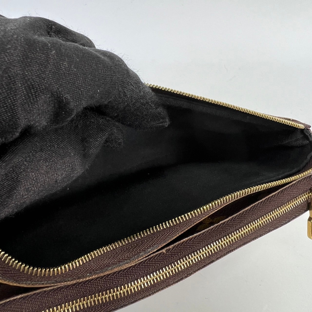 路易威登 LOUIS VUITTON Double Zip Pochette Reverse 帆布 多夾層手拿 斜背包 M69203  防塵袋/背帶