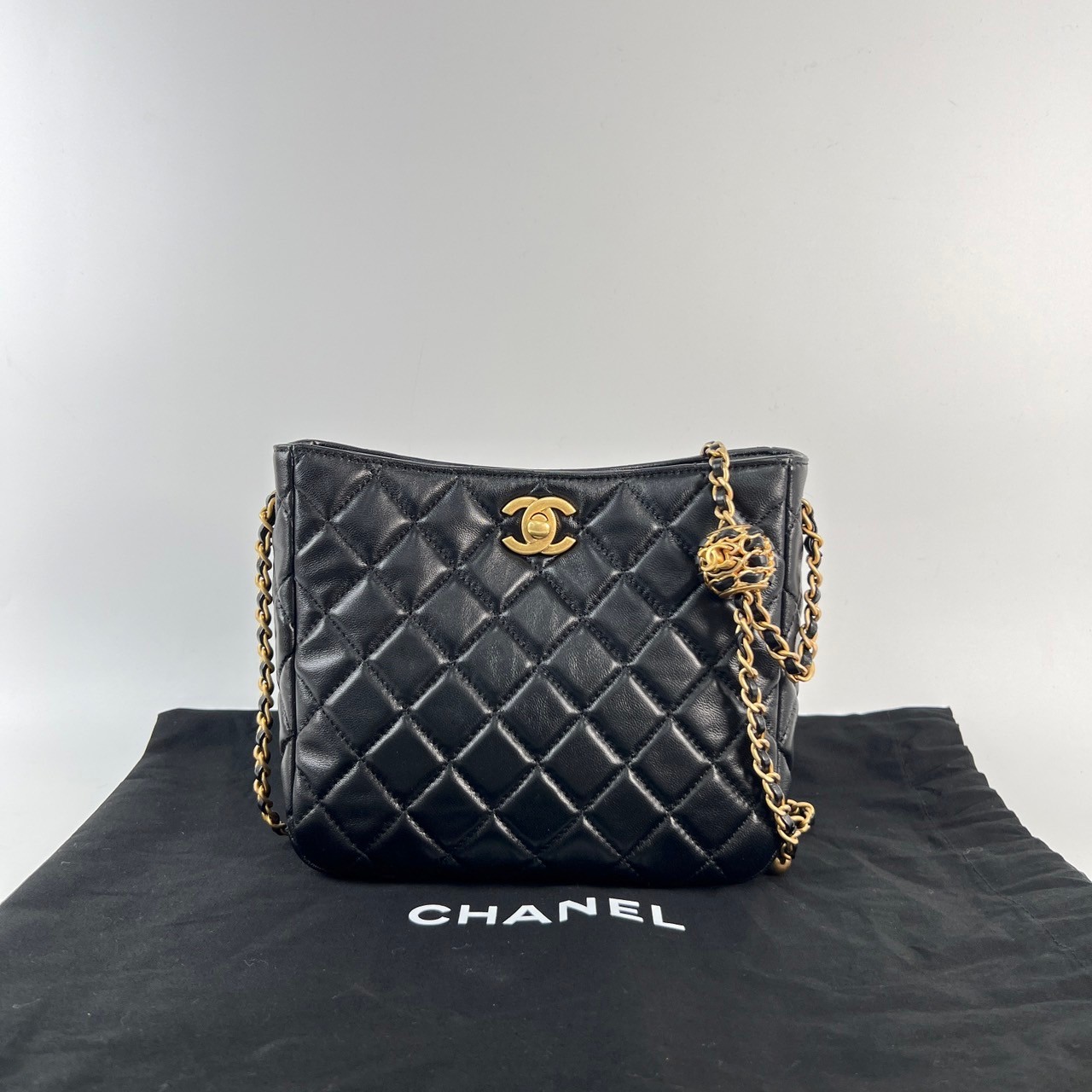 香奈兒 CHANEL 流浪包 小型  晶片款 黑金核桃球斜背包 防塵袋