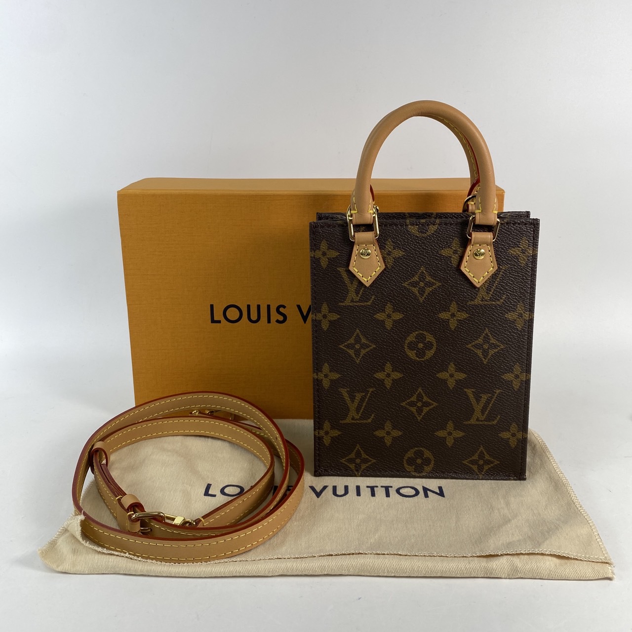 路易威登 LOUIS VUITTON Petit Sac Plat 斜背琴譜包 M81295 晶片款 原花Petit Sac Plat 原廠盒子/防塵袋