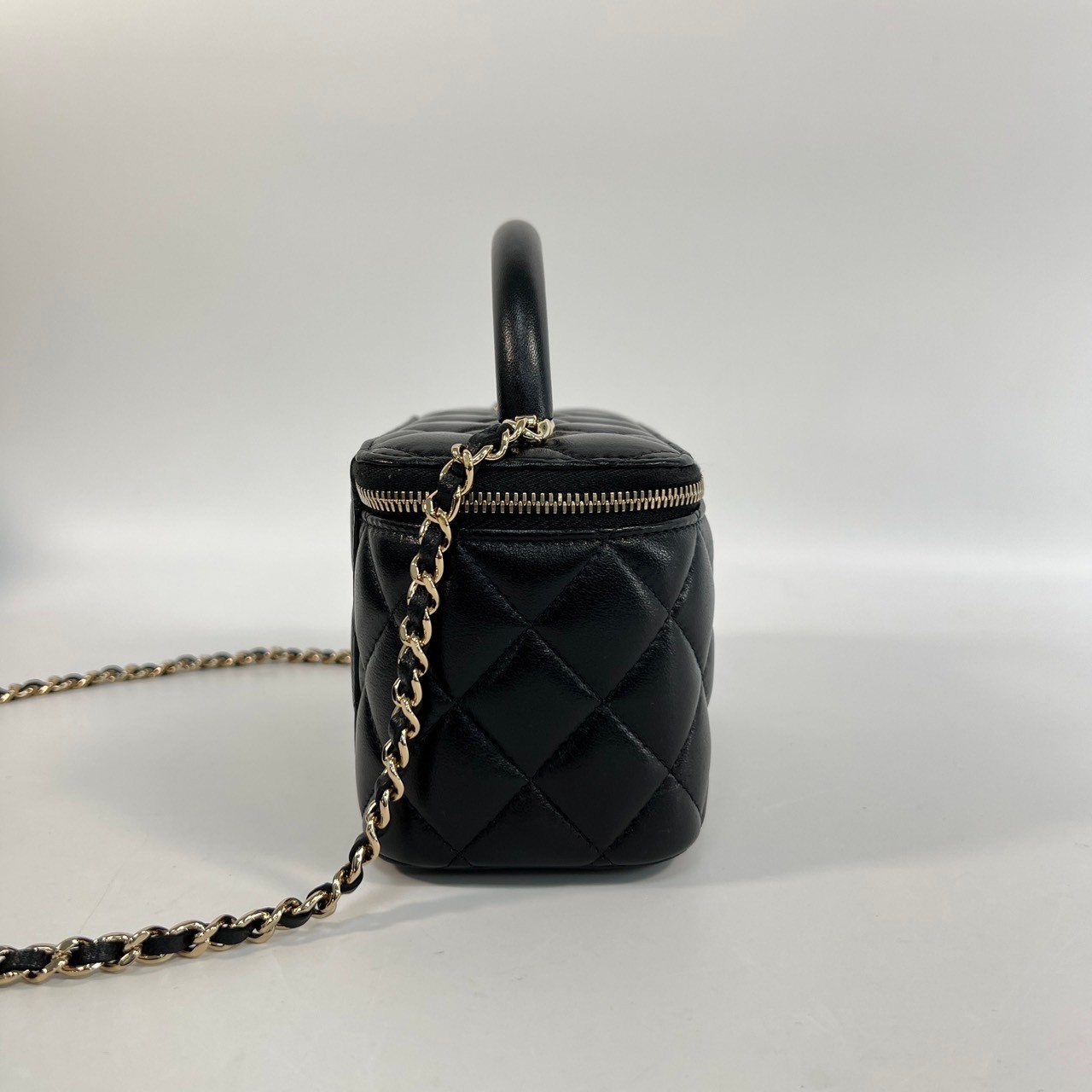 香奈兒 CHANEL Vanity Case Handle 斜背 手提 化妝箱 AP2846 晶片款 黑淡金羊 COCO 手把化妝箱 防塵袋/原廠盒子/購買證明