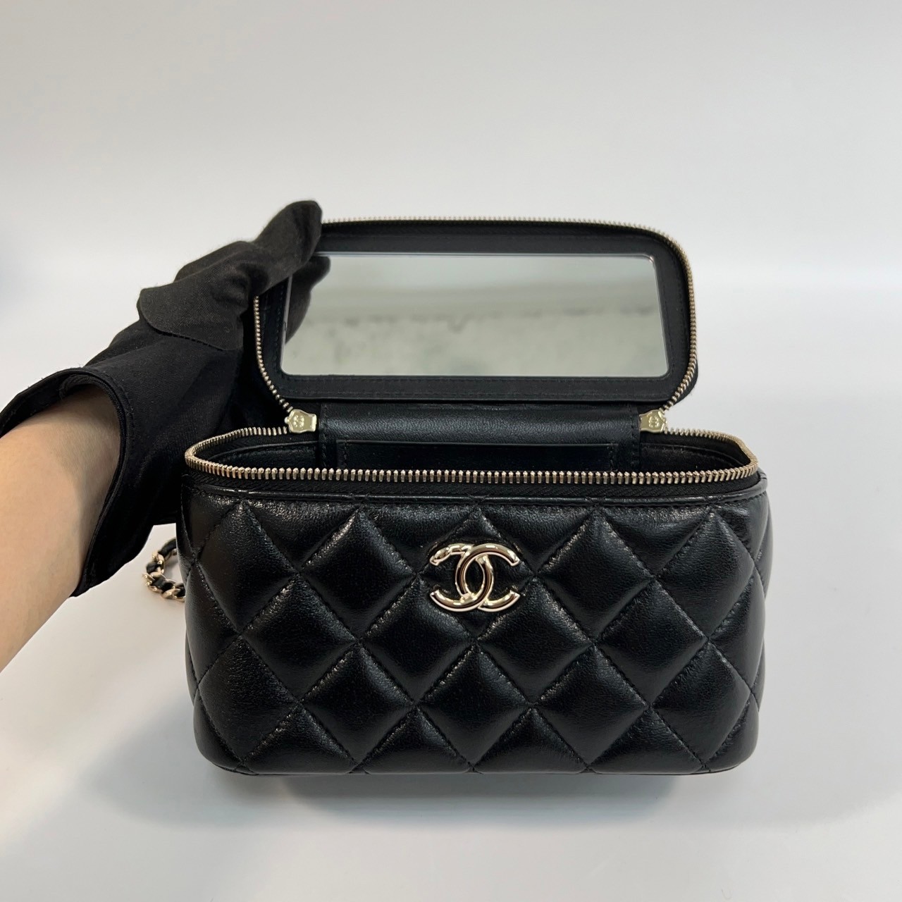 香奈兒 CHANEL Vanity Case Handle 斜背 手提 化妝箱 AP2846 晶片款 黑淡金羊 COCO 手把化妝箱 防塵袋/原廠盒子/購買證明