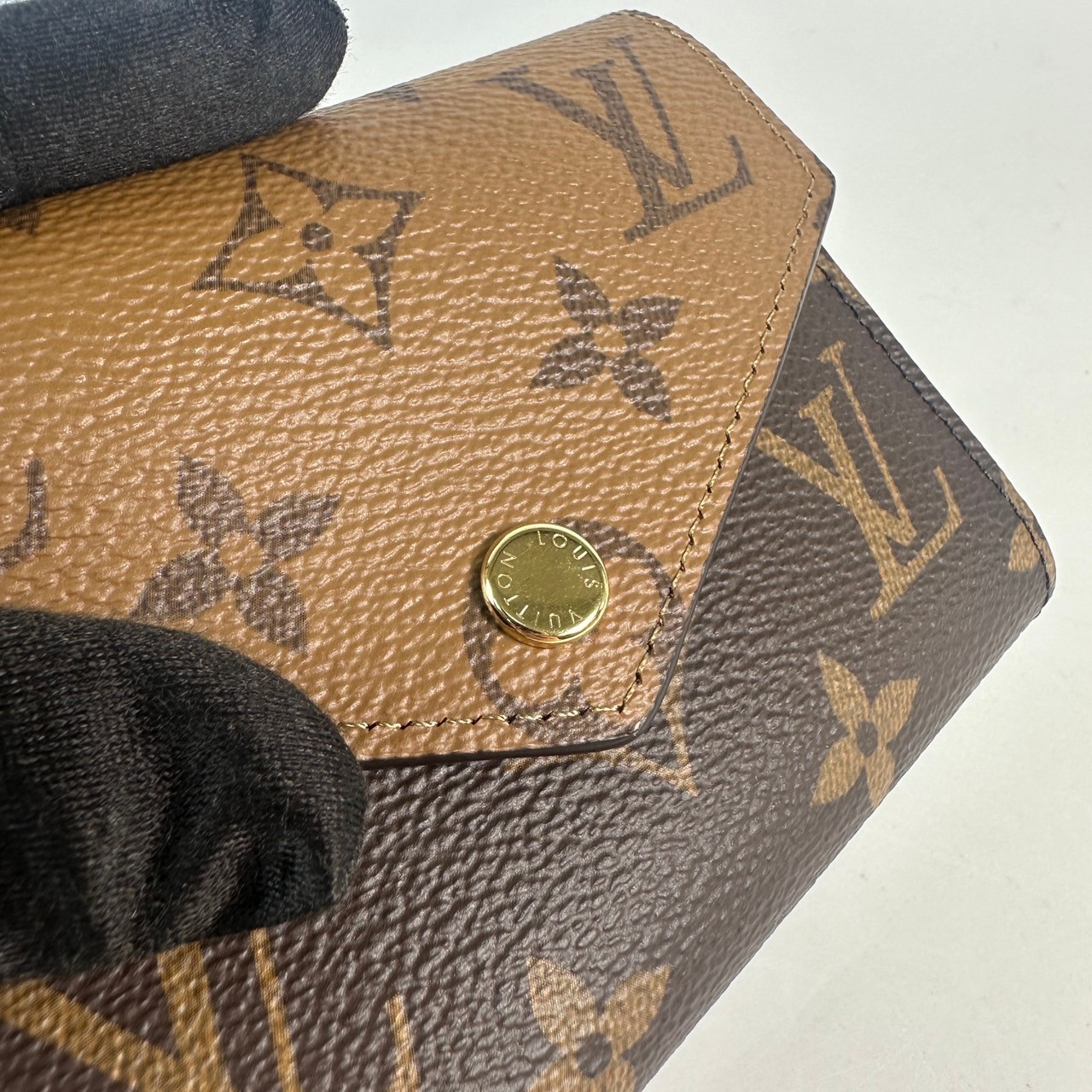 路易威登 LOUIS VUITTON Victorine 錢包 Reverse塗層帆布 M81557 晶片款 原花雙色三折短夾 原廠盒子/防塵袋