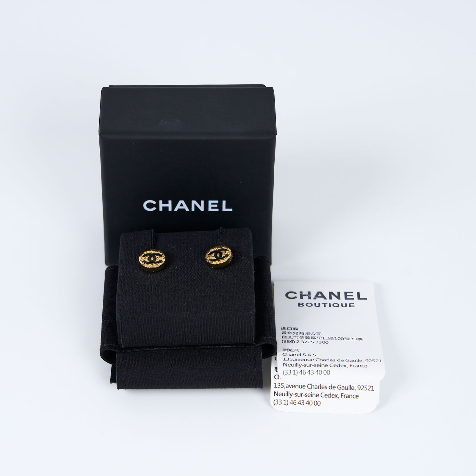 香奈兒 CHANEL 耳釘 P24 C 黑LOGO圓金色耳環 原廠盒子/購買證明