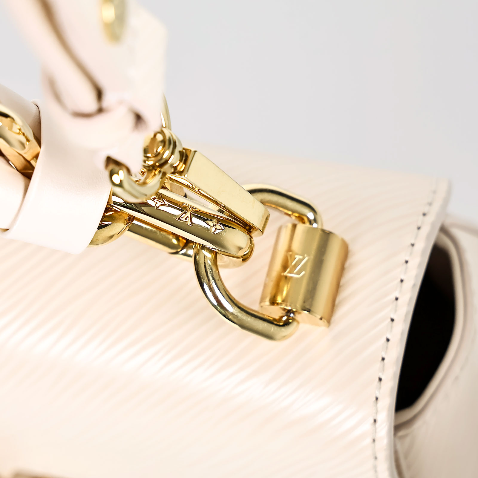 路易威登 LOUIS VUITTON Twist PM Epi粒面皮革 單肩包 M22373 晶片款 米白Twist PM 原廠盒子/防塵袋/鏡子