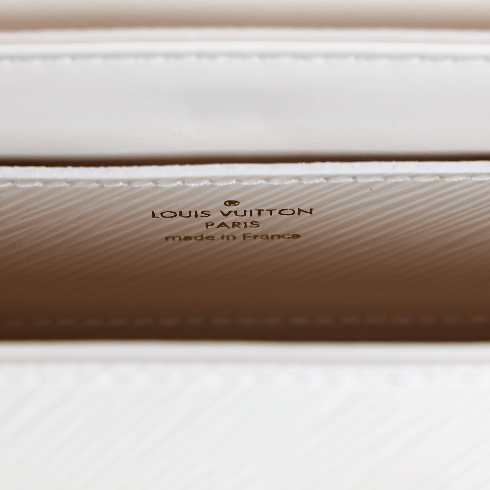 路易威登 LOUIS VUITTON Twist PM Epi粒面皮革 單肩包 M22373 晶片款 米白Twist PM 原廠盒子/防塵袋/鏡子