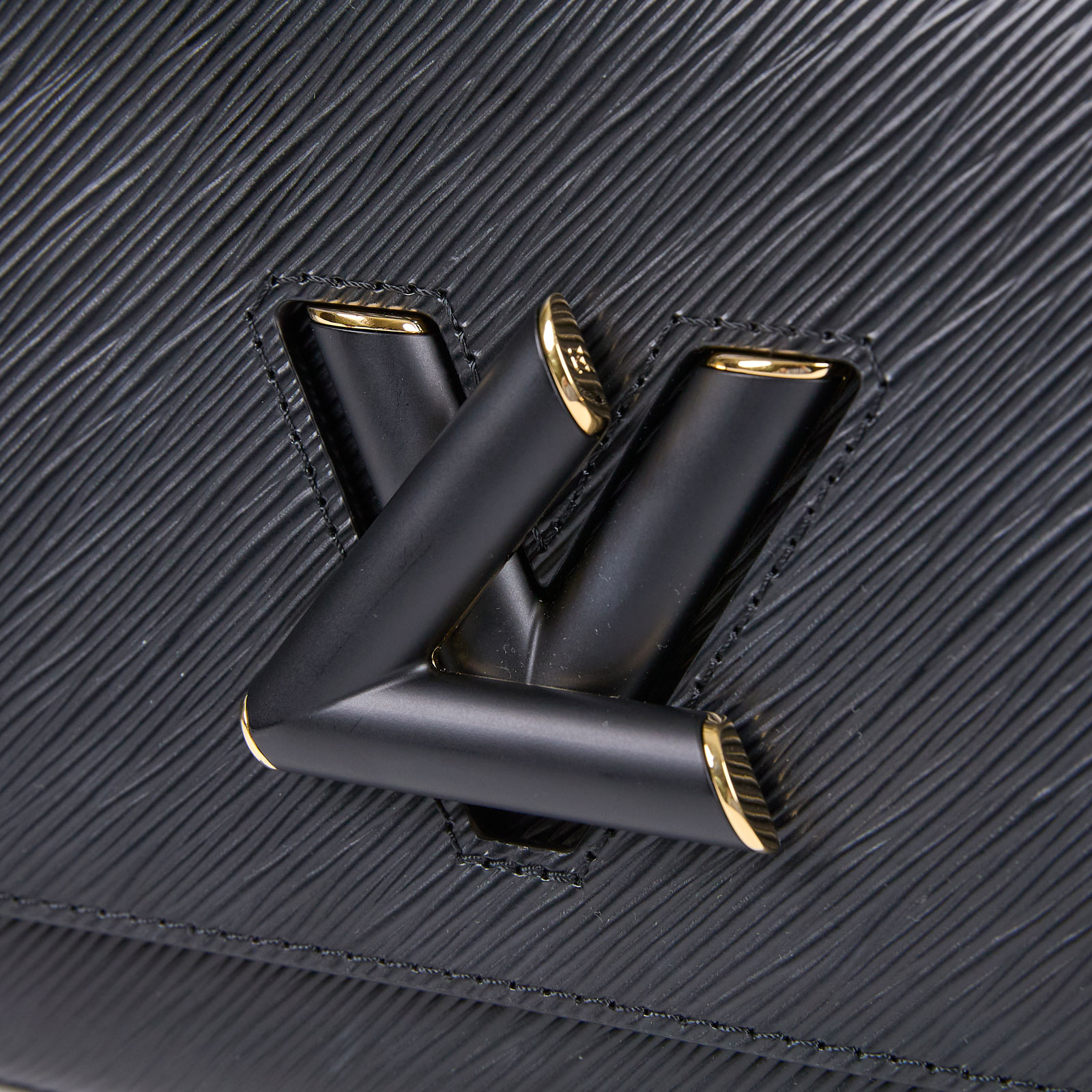 路易威登 LOUIS VUITTON Twist MM 小羊皮 扭鎖 單肩包 Epi皮革 黑色 M21117 晶片款  原廠盒子/防塵袋/購買證明