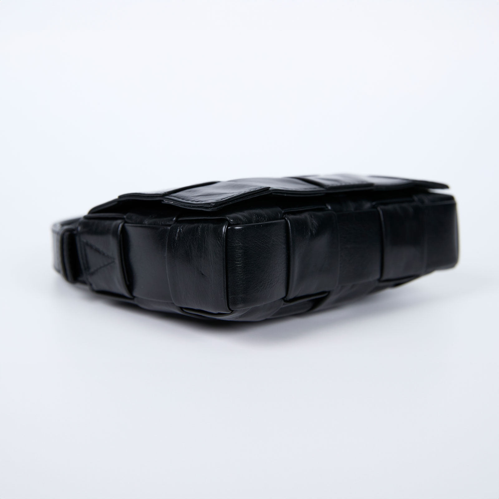 寶緹嘉 BOTTEGA VENETA Small Cassette 斜背包 小型 717587 黑油蠟皮CASSETTE 3X5 防塵袋