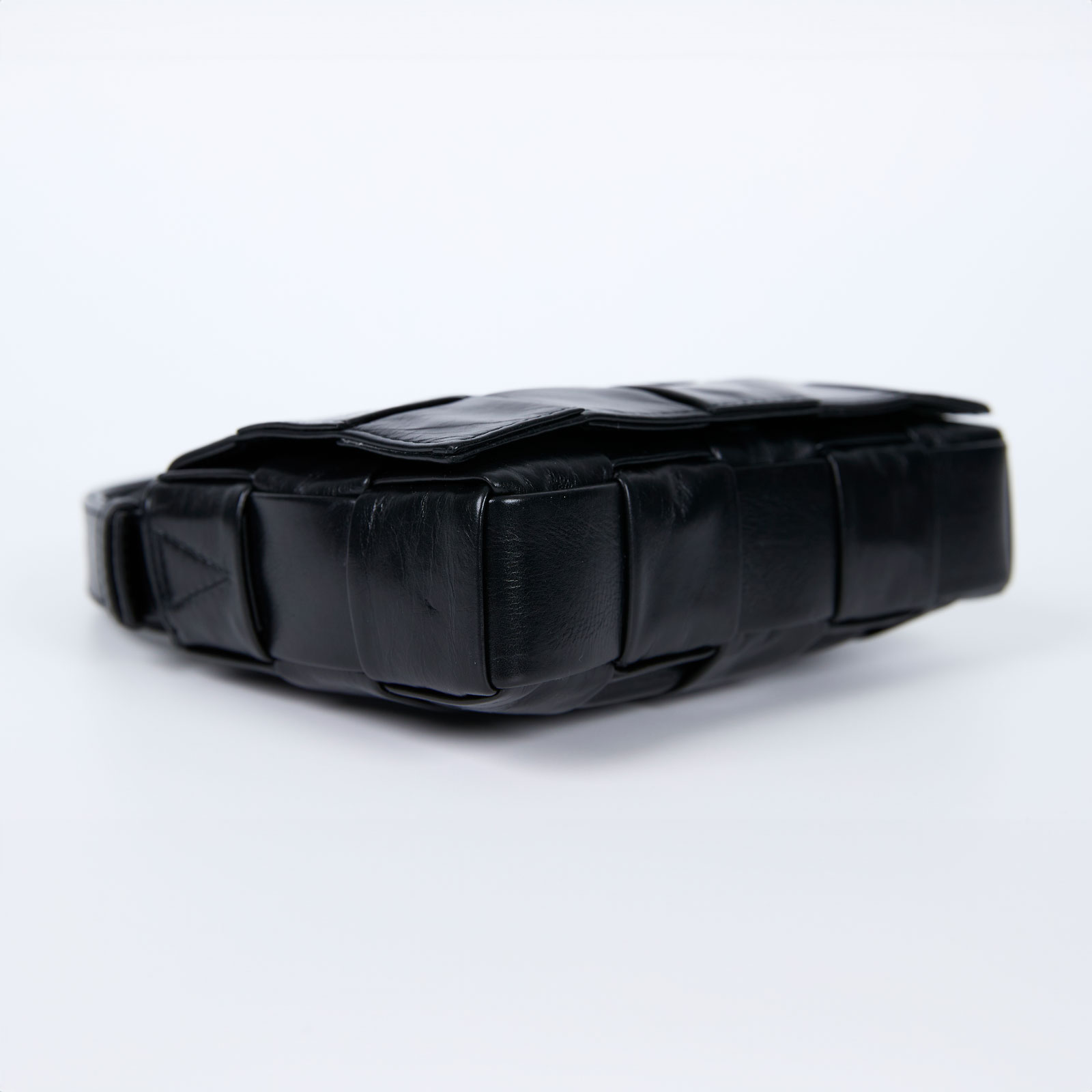 寶緹嘉 BOTTEGA VENETA Small Cassette 斜背包 小型 717587 黑油蠟皮CASSETTE 3X5 防塵袋
