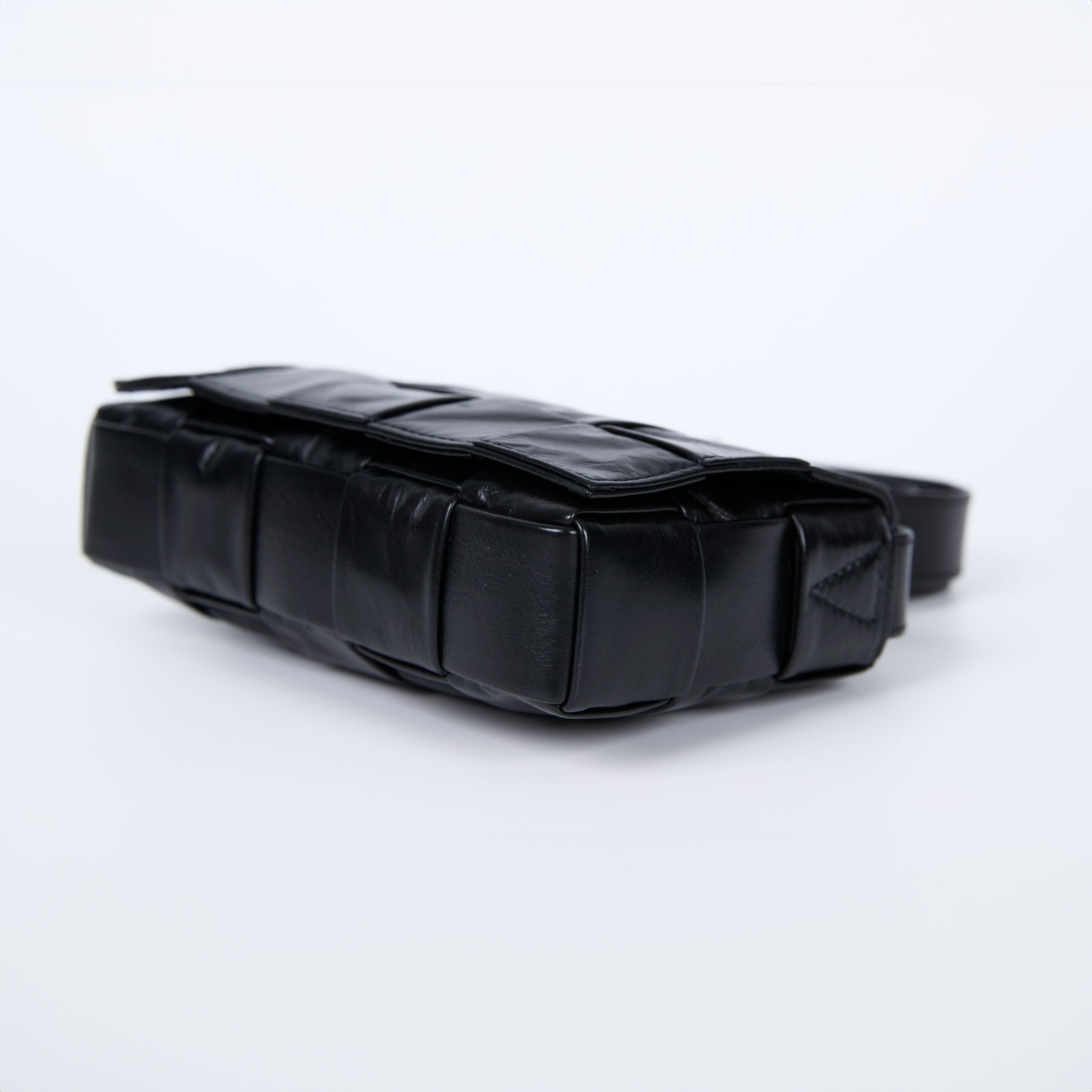寶緹嘉 BOTTEGA VENETA Small Cassette 斜背包 小型 717587 黑油蠟皮CASSETTE 3X5 防塵袋