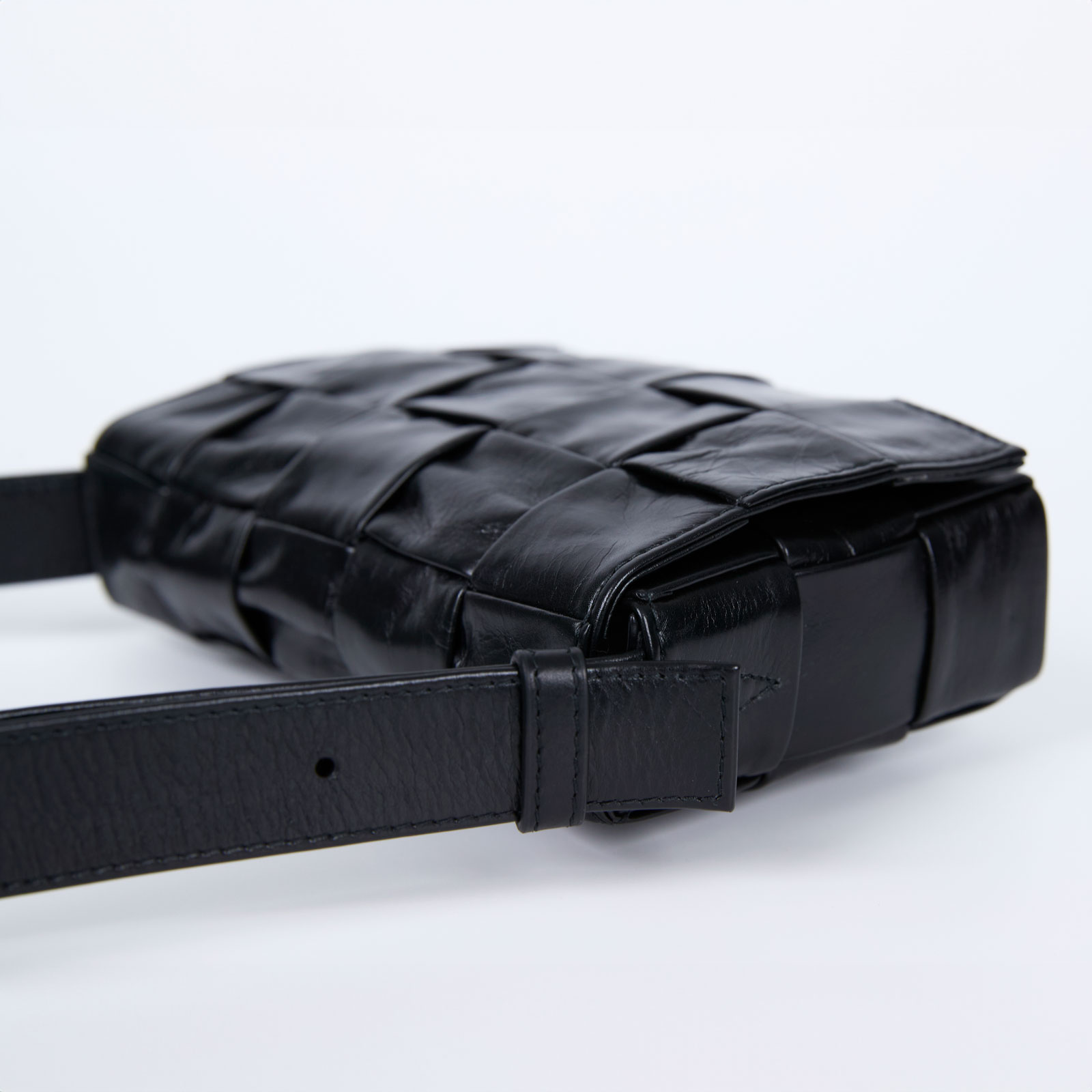 寶緹嘉 BOTTEGA VENETA Small Cassette 斜背包 小型 717587 黑油蠟皮CASSETTE 3X5 防塵袋