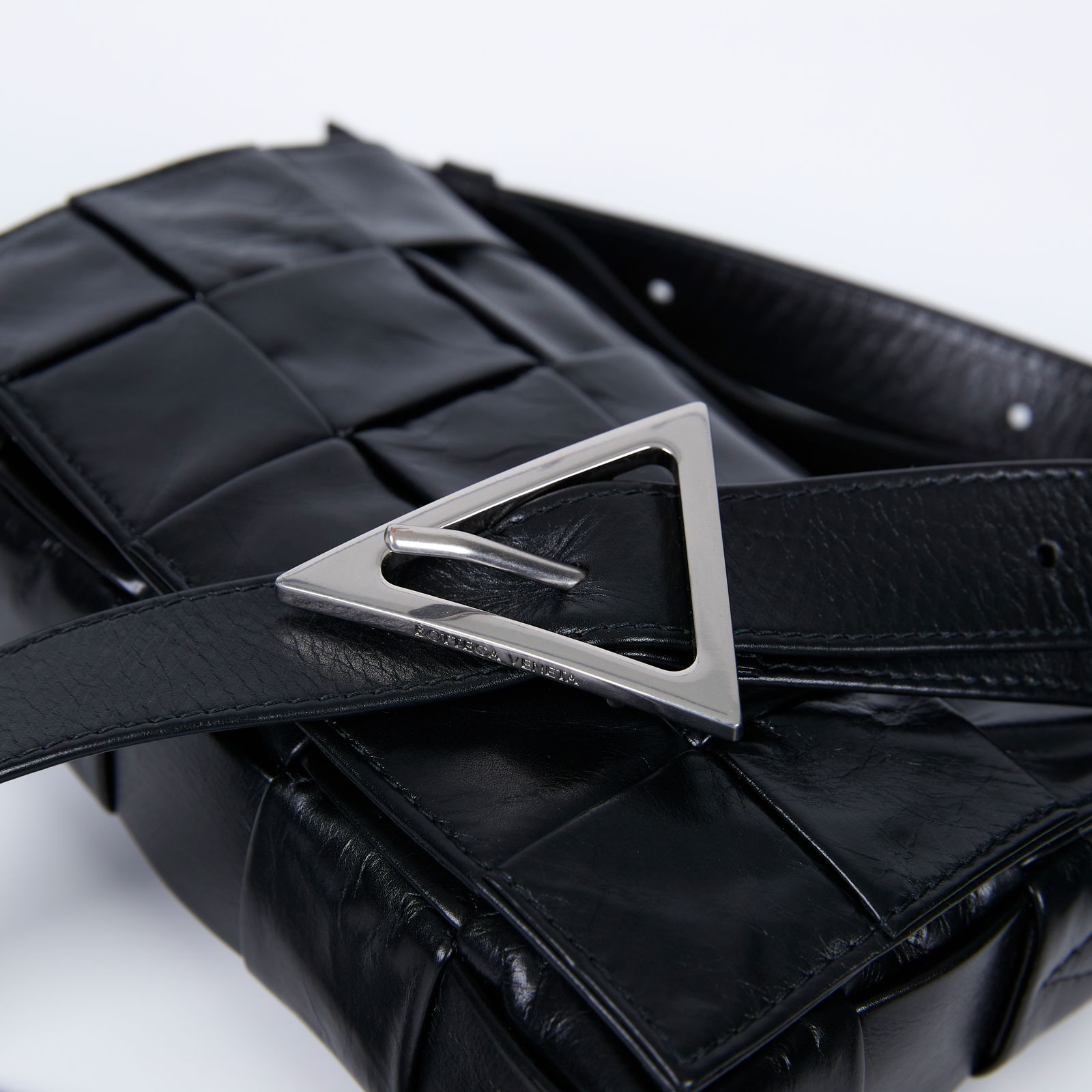 寶緹嘉 BOTTEGA VENETA Small Cassette 斜背包 小型 717587 黑油蠟皮CASSETTE 3X5 防塵袋