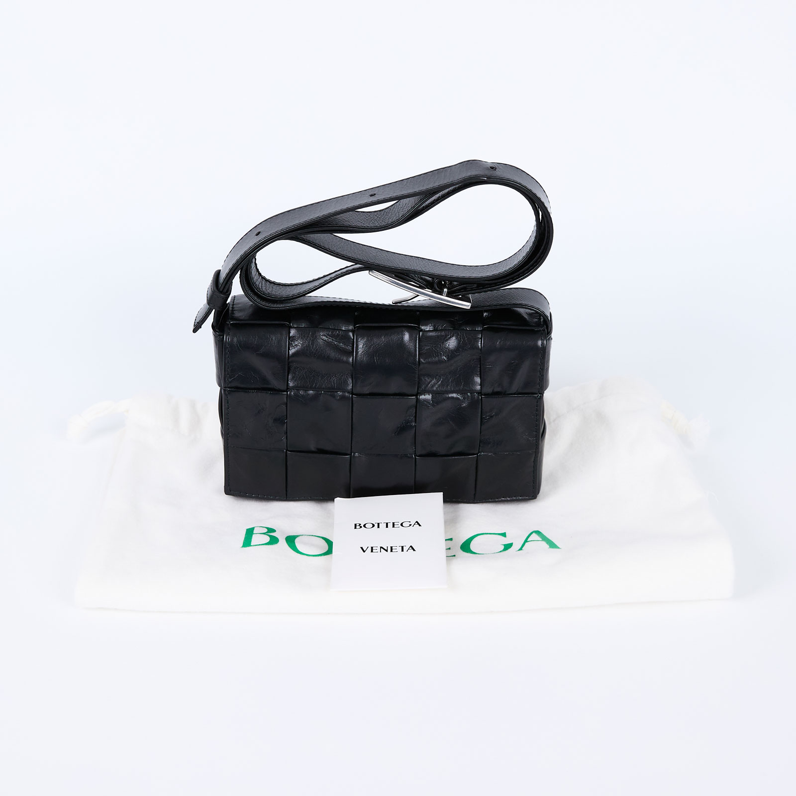 寶緹嘉 BOTTEGA VENETA Small Cassette 斜背包 小型 717587 黑油蠟皮CASSETTE 3X5 防塵袋