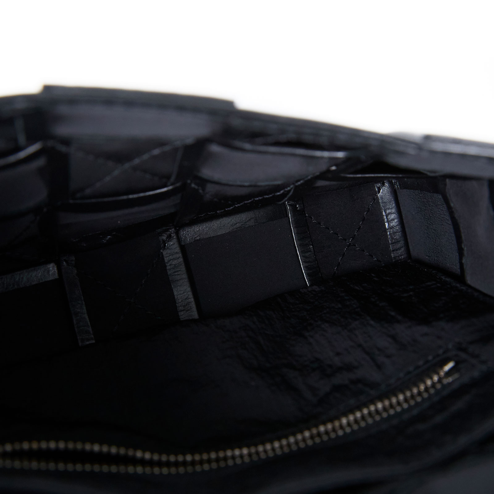 寶緹嘉 BOTTEGA VENETA Small Cassette 斜背包 小型 717587 黑油蠟皮CASSETTE 3X5 防塵袋