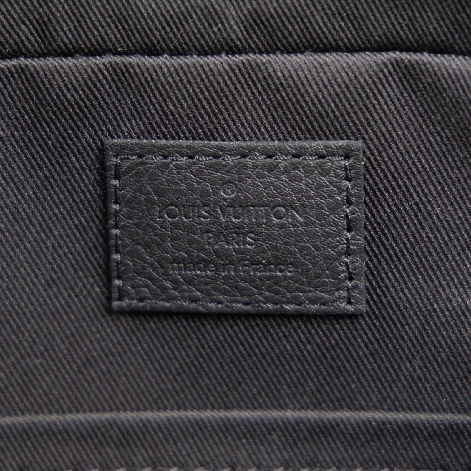 路易威登 LOUIS VUITTON Trio 肩背 郵差包 M46602 晶片款 黑原花壓紋牛皮TRIO三合一 原廠盒子/防塵袋/購買證明