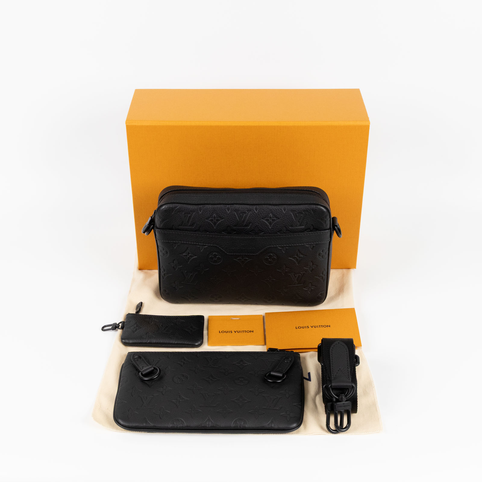 路易威登 LOUIS VUITTON Trio 肩背 郵差包 M46602 晶片款 黑原花壓紋牛皮TRIO三合一 原廠盒子/防塵袋/購買證明