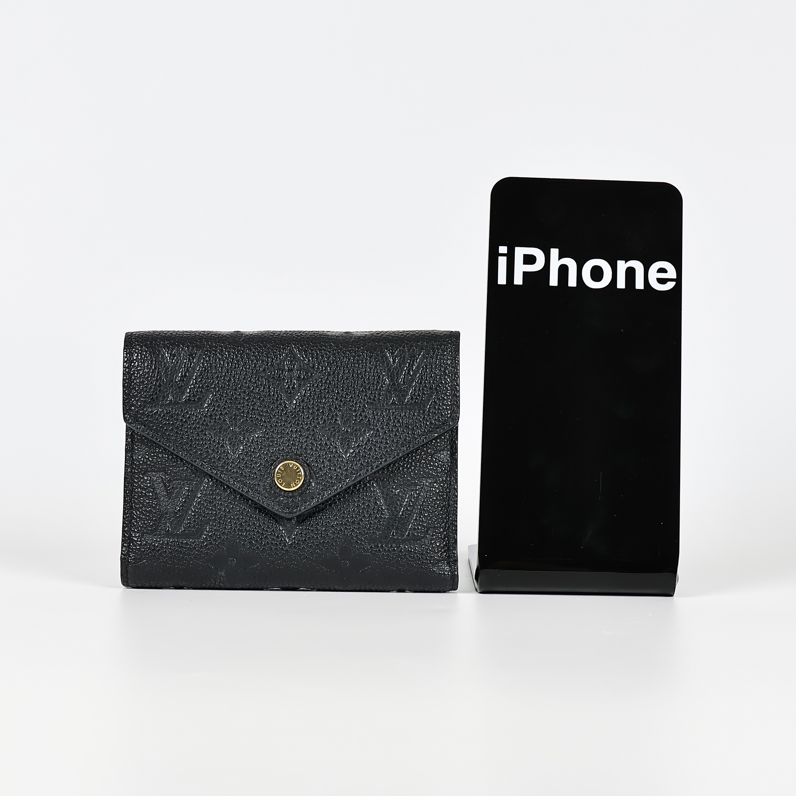 路易威登 LOUIS VUITTON Victorine 錢包 壓花牛皮 M64060 黑壓紋Victorine三折短夾 原廠盒子/防塵袋