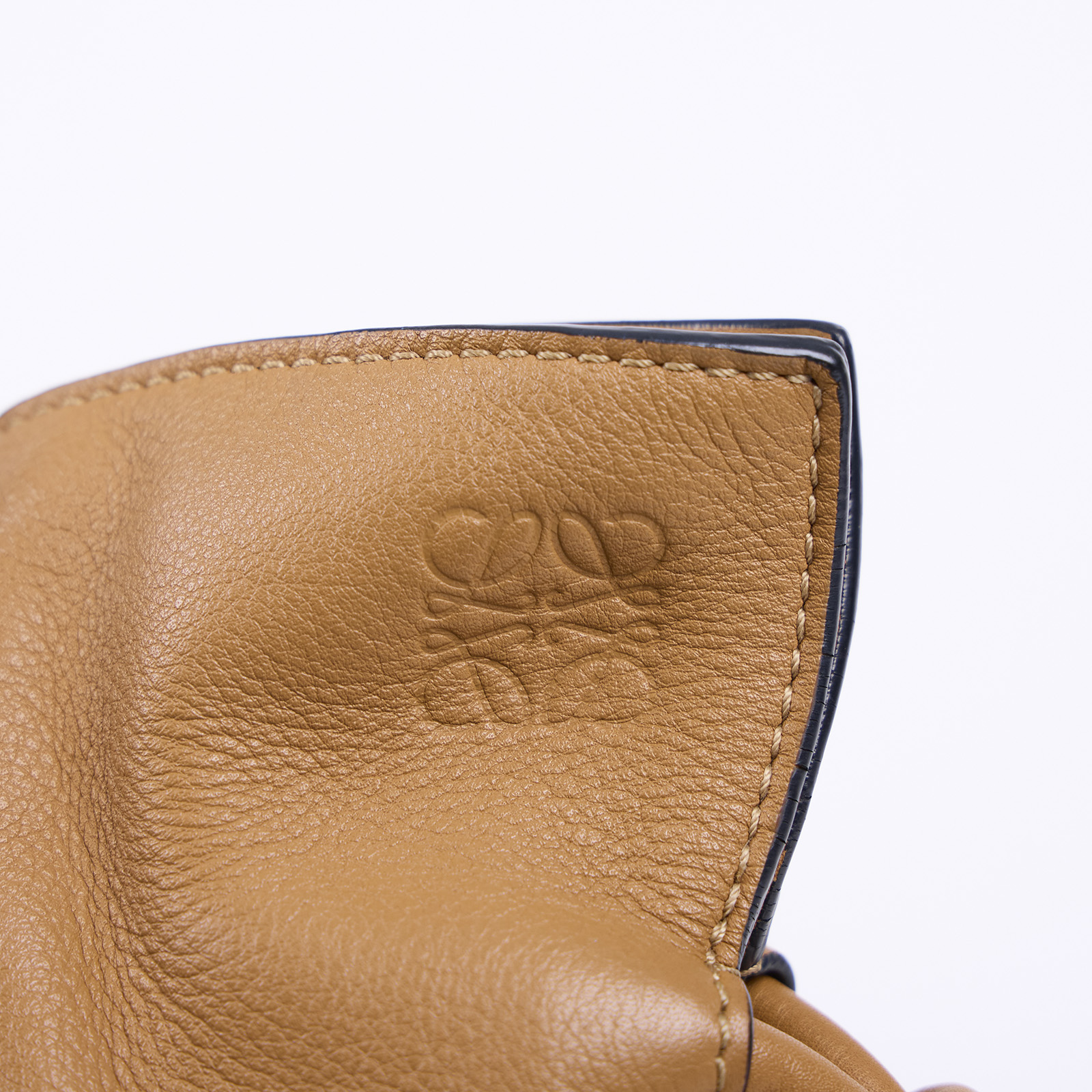 羅意威 LOEWE Flamenco clutch 小牛皮 肩背包 A411FC1X62 咖FLAMENCO CLUTCH中號 防塵袋/購買證明