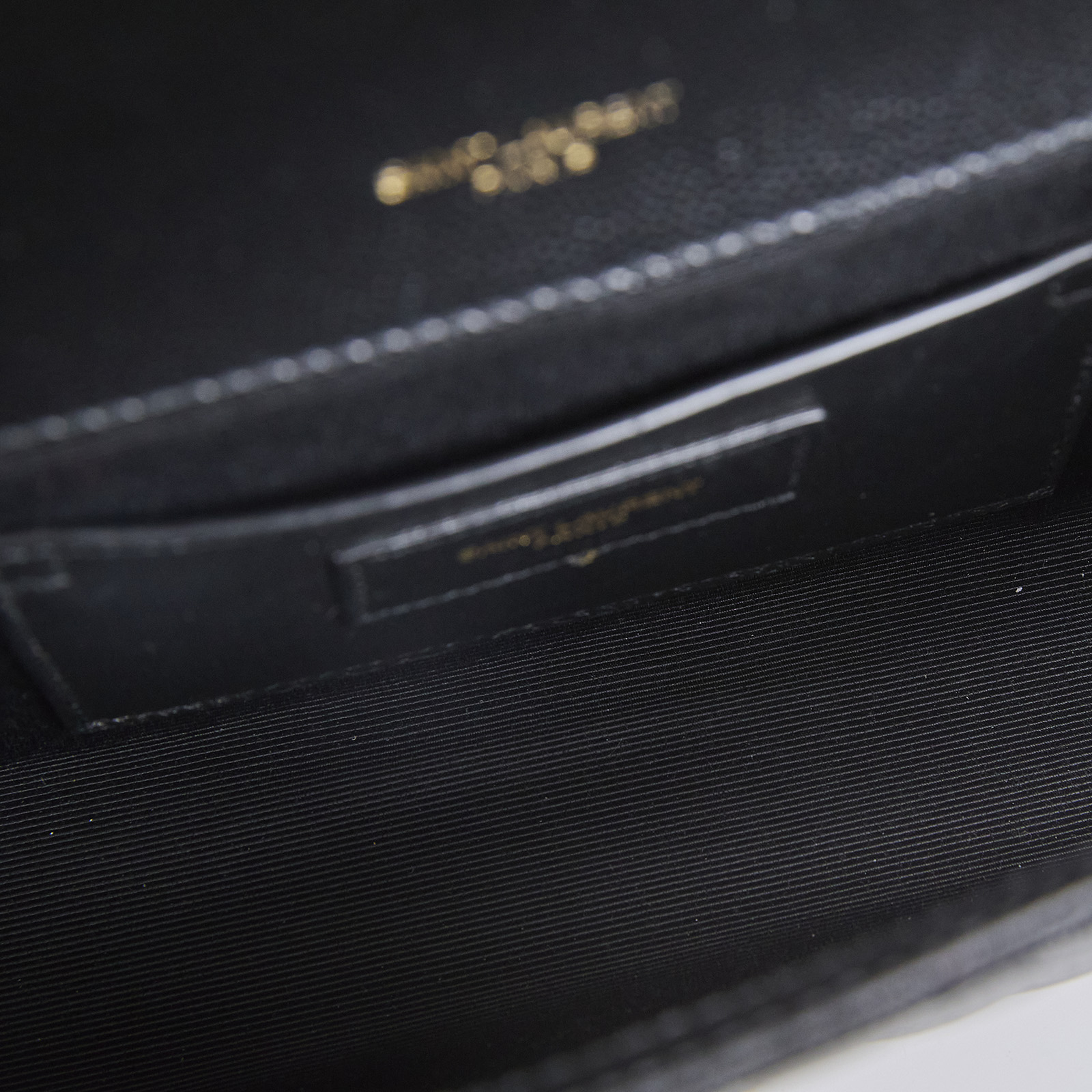 聖羅蘭 YSL SAINT LAURENT Envelope 粒面絎縫皮革 小型 信封袋 600195BOW91 黑縫線粒面壓紋皮革信封包 購買證明