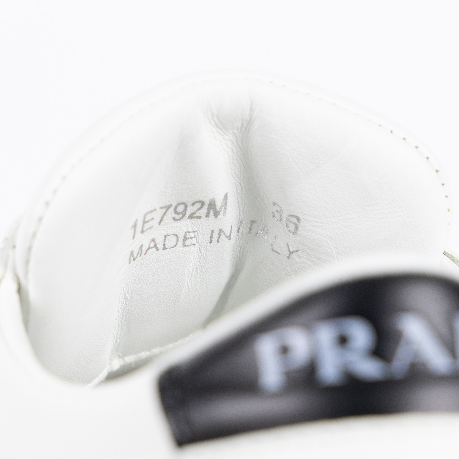 普拉達 PRADA Downtown 通花皮革 運動鞋 1E792M_3LKG_37 白運動鞋 原廠盒子/購買證明