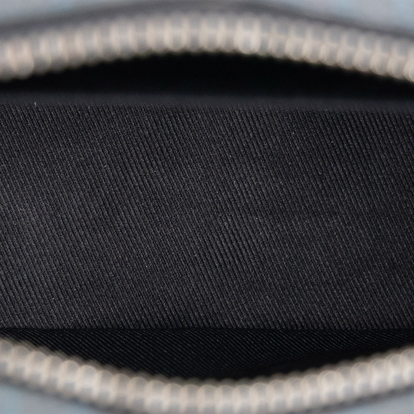 路易威登 LOUIS VUITTON Volga 肩背包 M69688 黑原花Volga On Strap 原廠盒子/防塵袋/購買證明