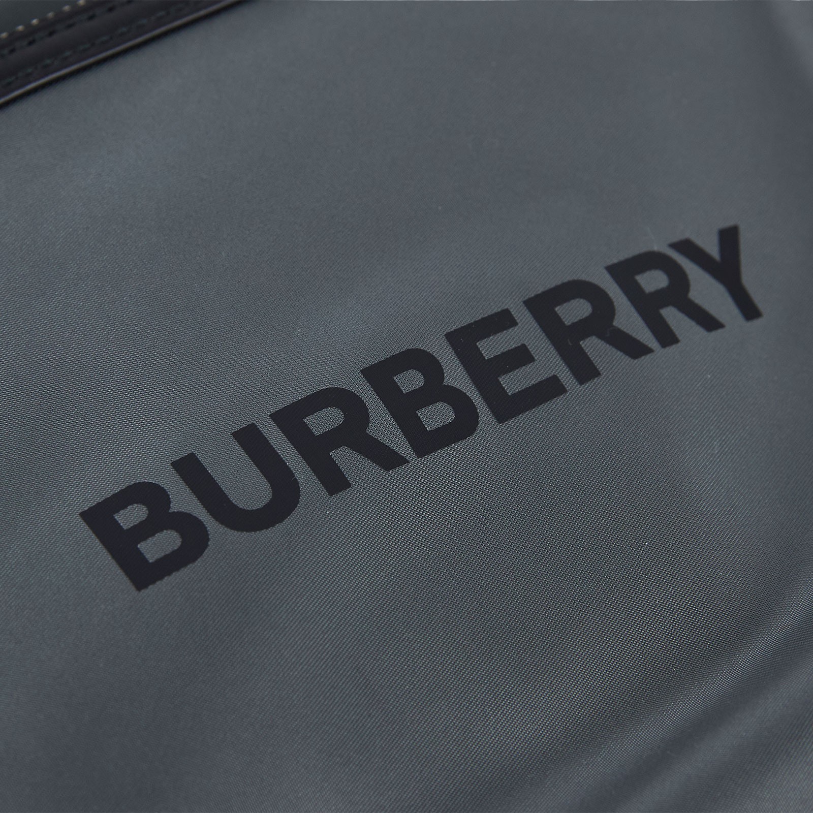 博柏利 BURBERRY Aviator Rucksack 後背包 80618041 灰綠尼龍後背包 防塵袋