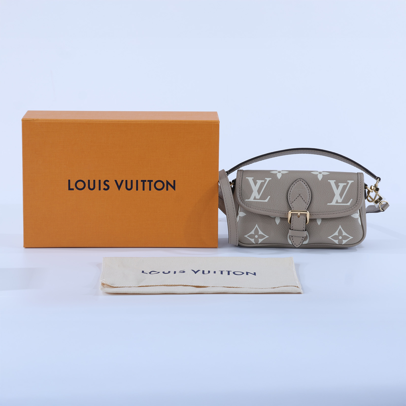 路易威登 LOUIS VUITTON Nano Diane 腋下包法棍 單肩背包 斑鳩灰 奶油色 M83300 晶片款  原廠盒子/防塵袋