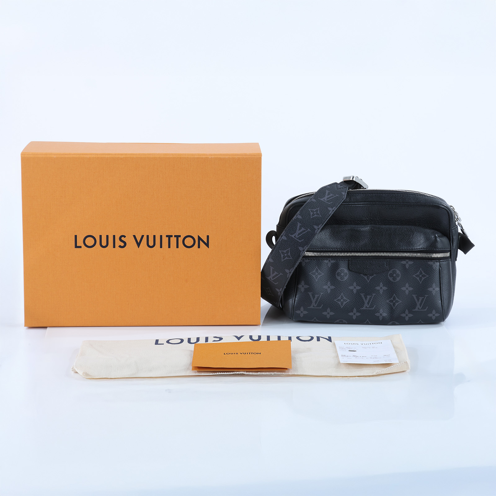 路易威登 LOUIS VUITTON Outdoor 郵差包 M30233 晶片款 黑原花OUTDOOR肩背包 原廠盒子/防塵袋/購買證明