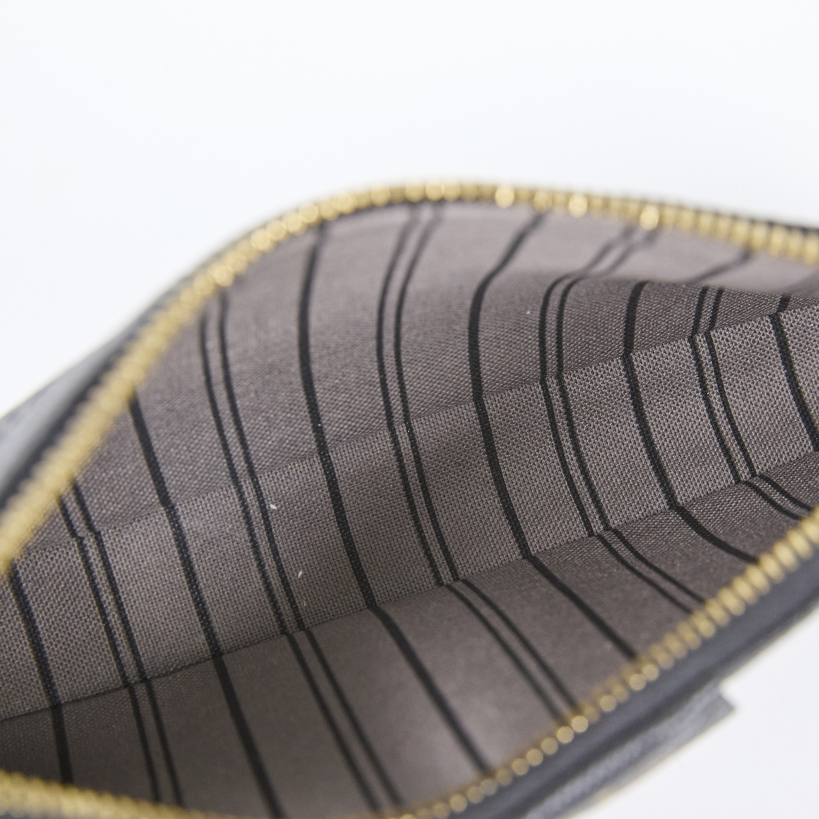 路易威登 LOUIS VUITTON Easy Pouch On Strap 壓紋牛皮二用包 黑色 M80349 晶片款  防塵袋/原廠盒子/背帶