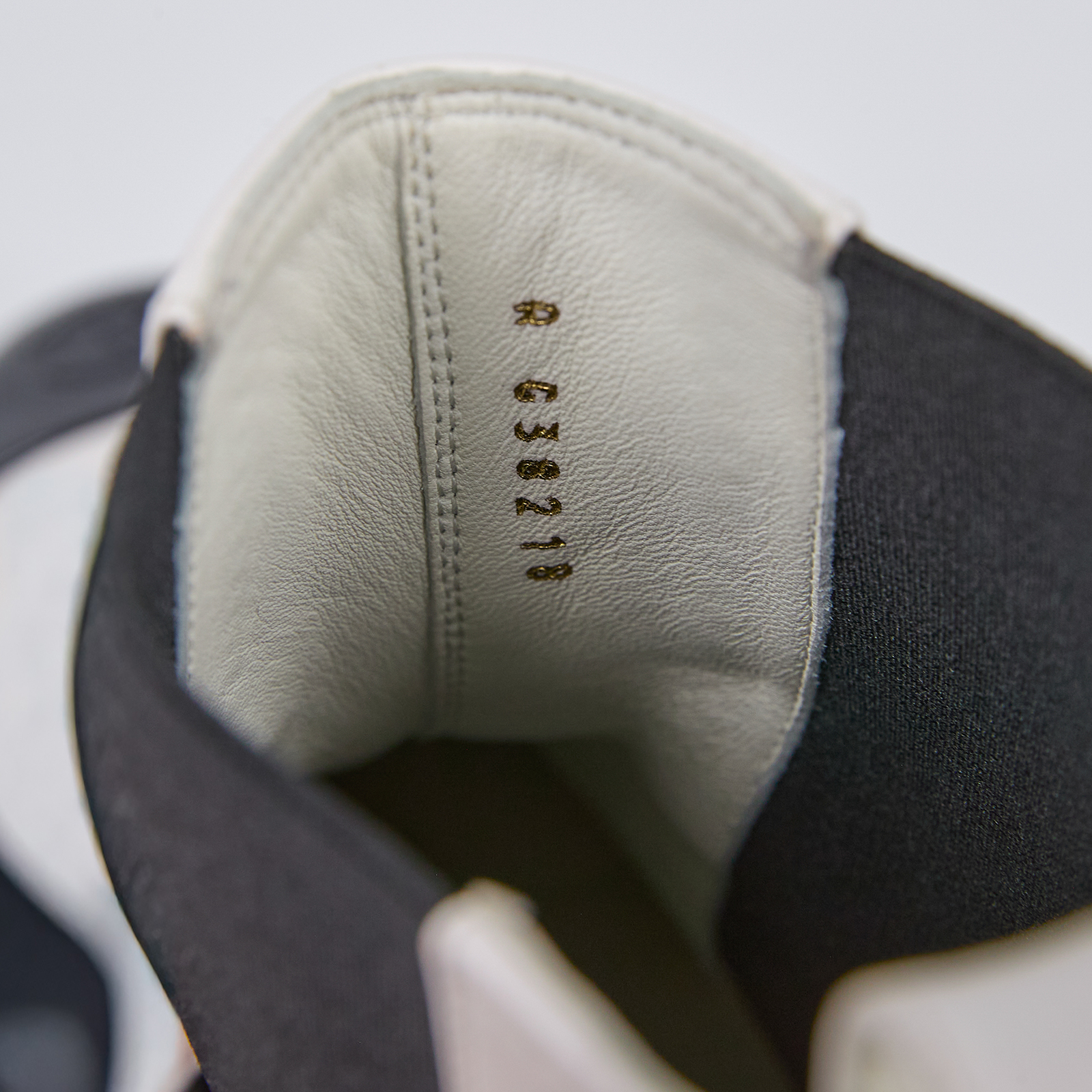 香奈兒 CHANEL Calfskin Cap Toe CC 短靴 G38218_375 白黑漆皮鞋頭靴 購買證明