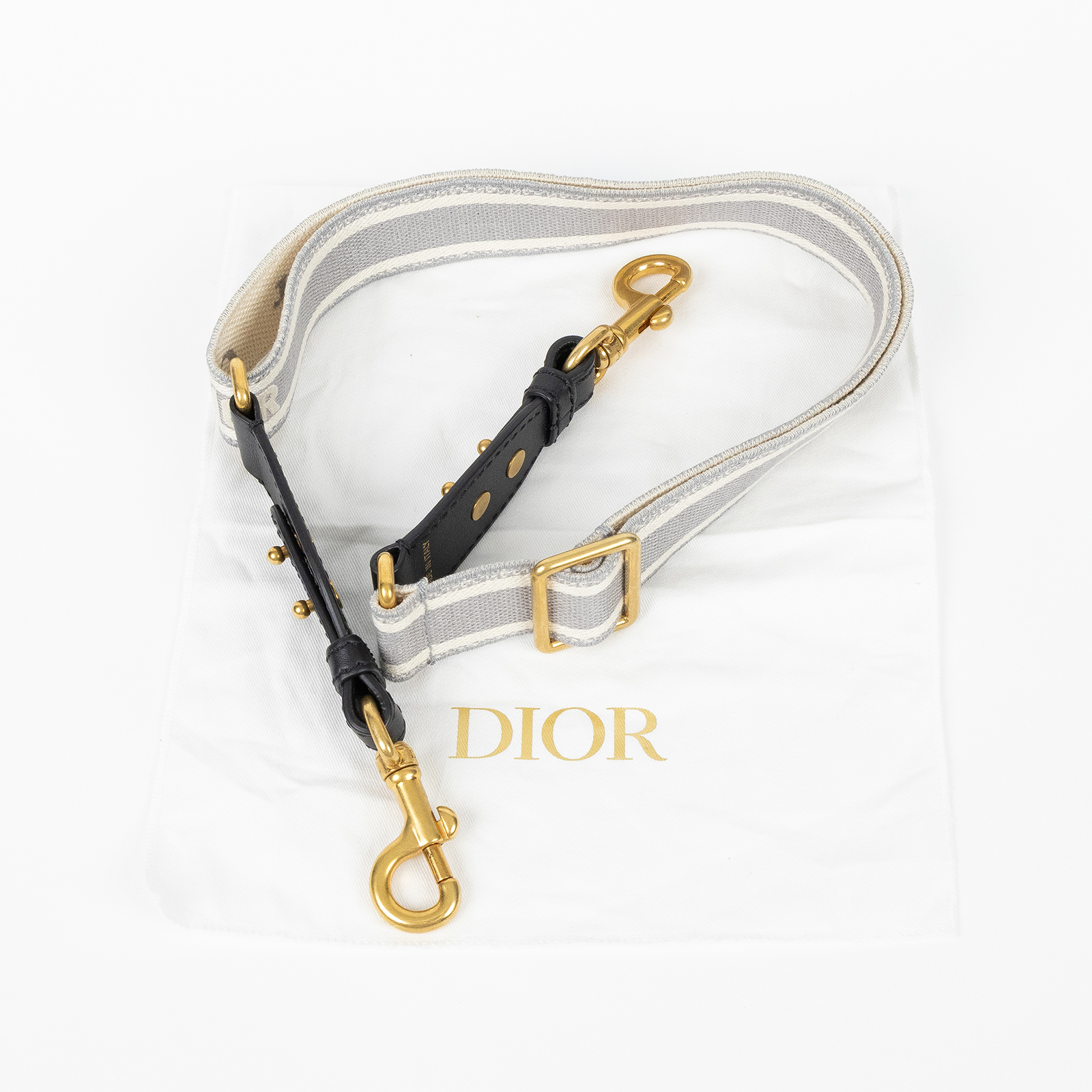 羅意威 LOEWE 可調式肩背帶 S8557CBTE 灰SADDLE可調式刺繡背帶 防塵袋