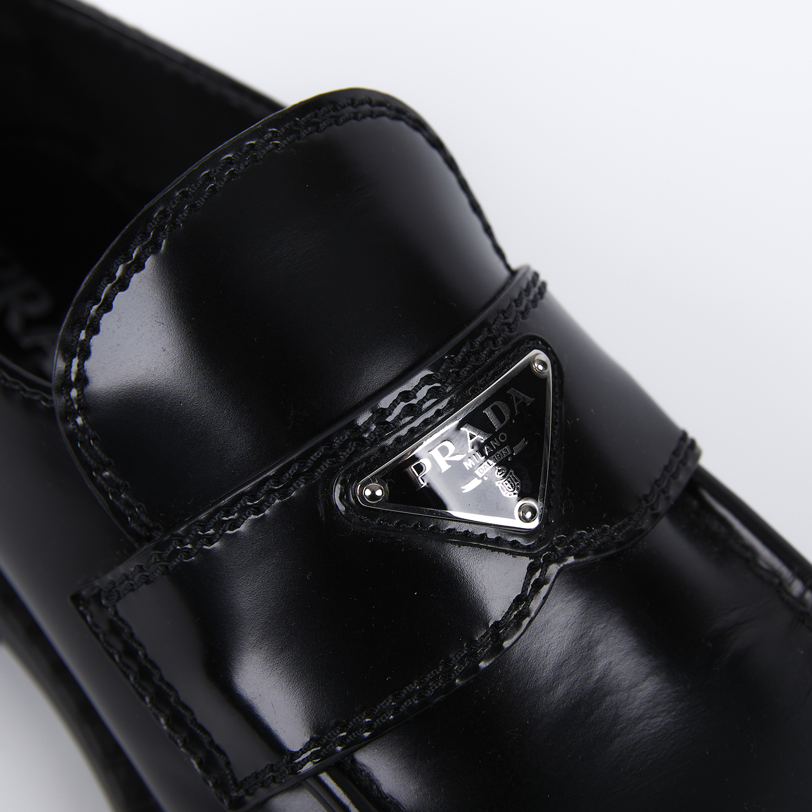 普拉達 PRADA Chocolate 拋光皮革 無帶便鞋 2DE127_055_425 黑LOGO鐵牌厚底樂福鞋 原廠盒子防塵袋