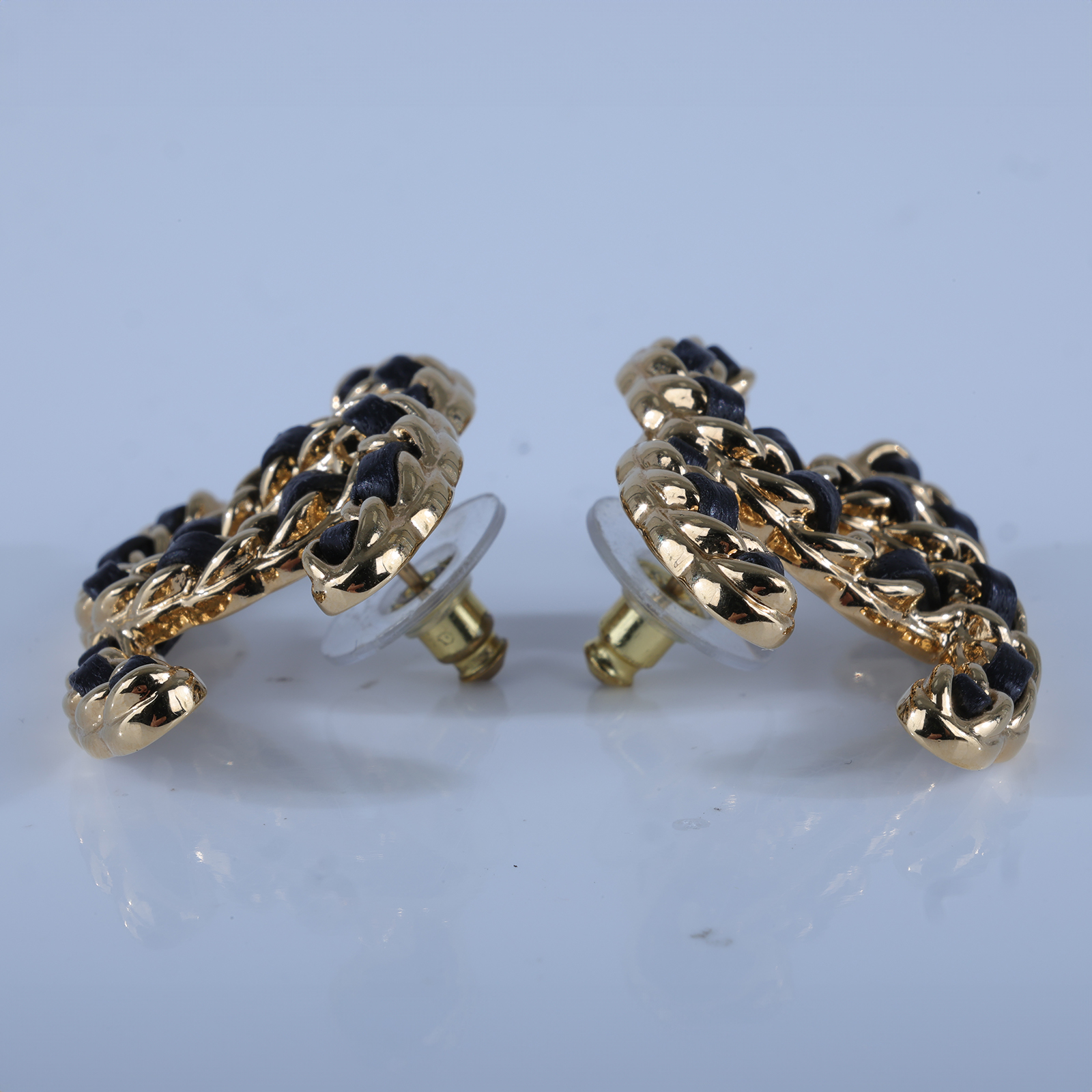 香奈兒 CHANEL CC LOGO 耳環 耳釘 B24 K 金黑皮穿鍊雙C耳環 無附屬品