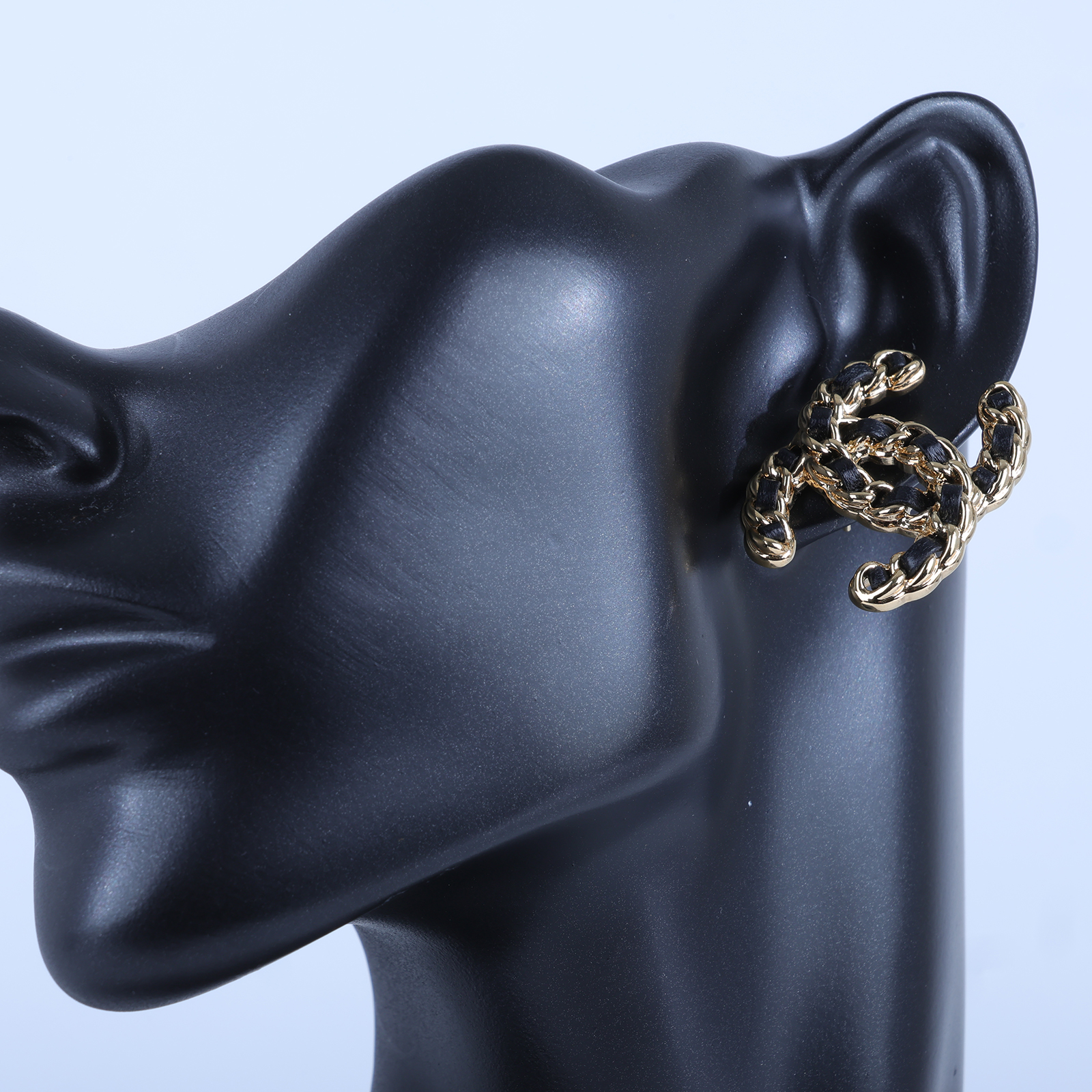 香奈兒 CHANEL CC LOGO 耳環 耳釘 B24 K 金黑皮穿鍊雙C耳環 無附屬品