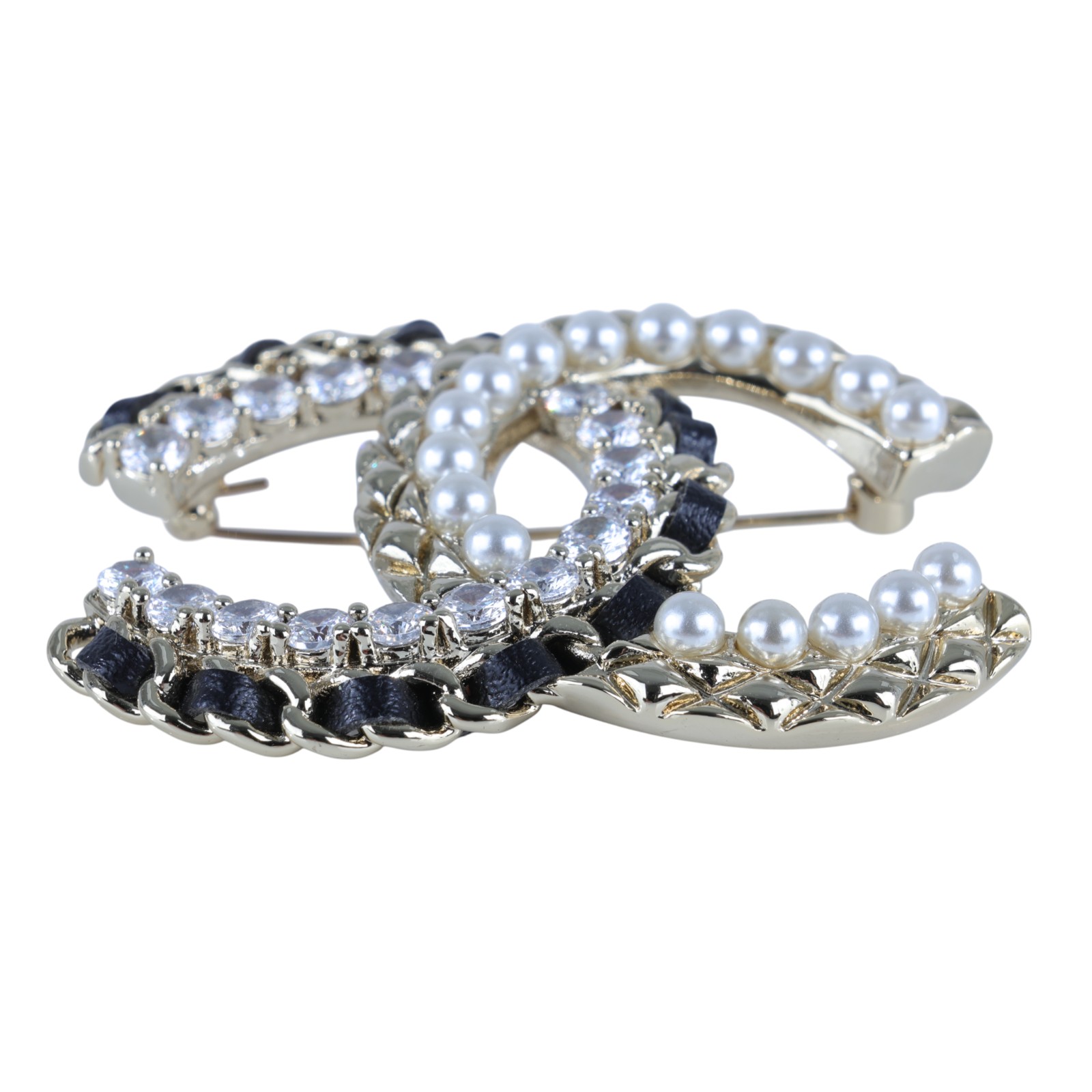 香奈兒 CHANEL CC LOGO 胸針 D22/V 雙C黑皮穿鍊水鑽菱格紋胸針 無附屬品