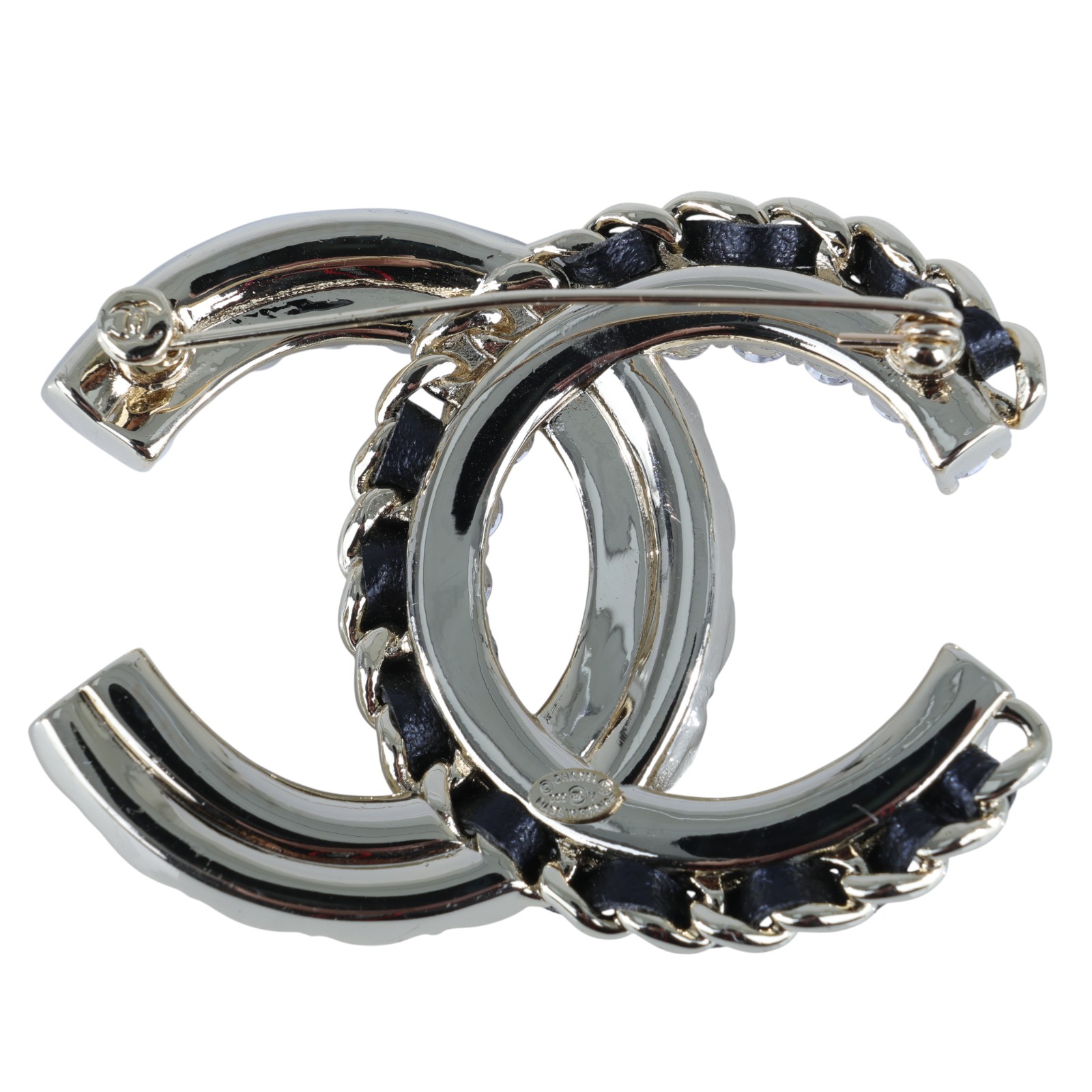 香奈兒 CHANEL CC LOGO 胸針 D22/V 雙C黑皮穿鍊水鑽菱格紋胸針 無附屬品
