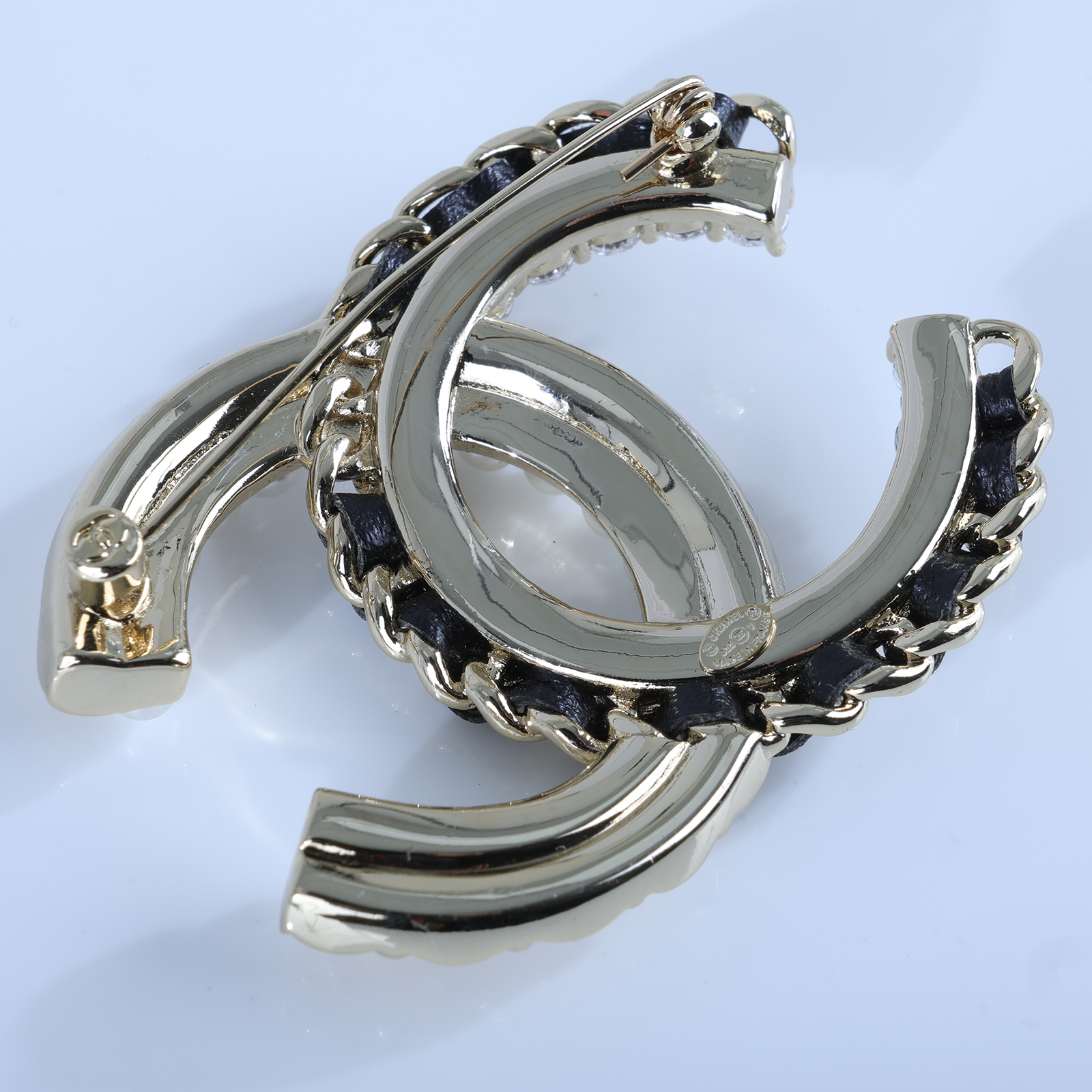 香奈兒 CHANEL CC LOGO 胸針 D22/V 雙C黑皮穿鍊水鑽菱格紋胸針 無附屬品