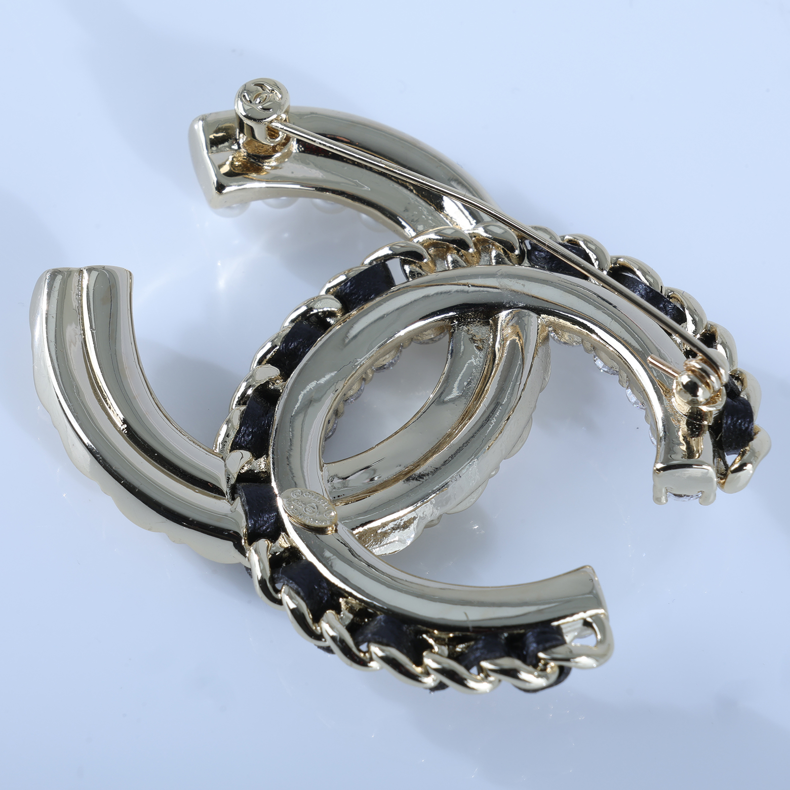 香奈兒 CHANEL CC LOGO 胸針 D22/V 雙C黑皮穿鍊水鑽菱格紋胸針 無附屬品