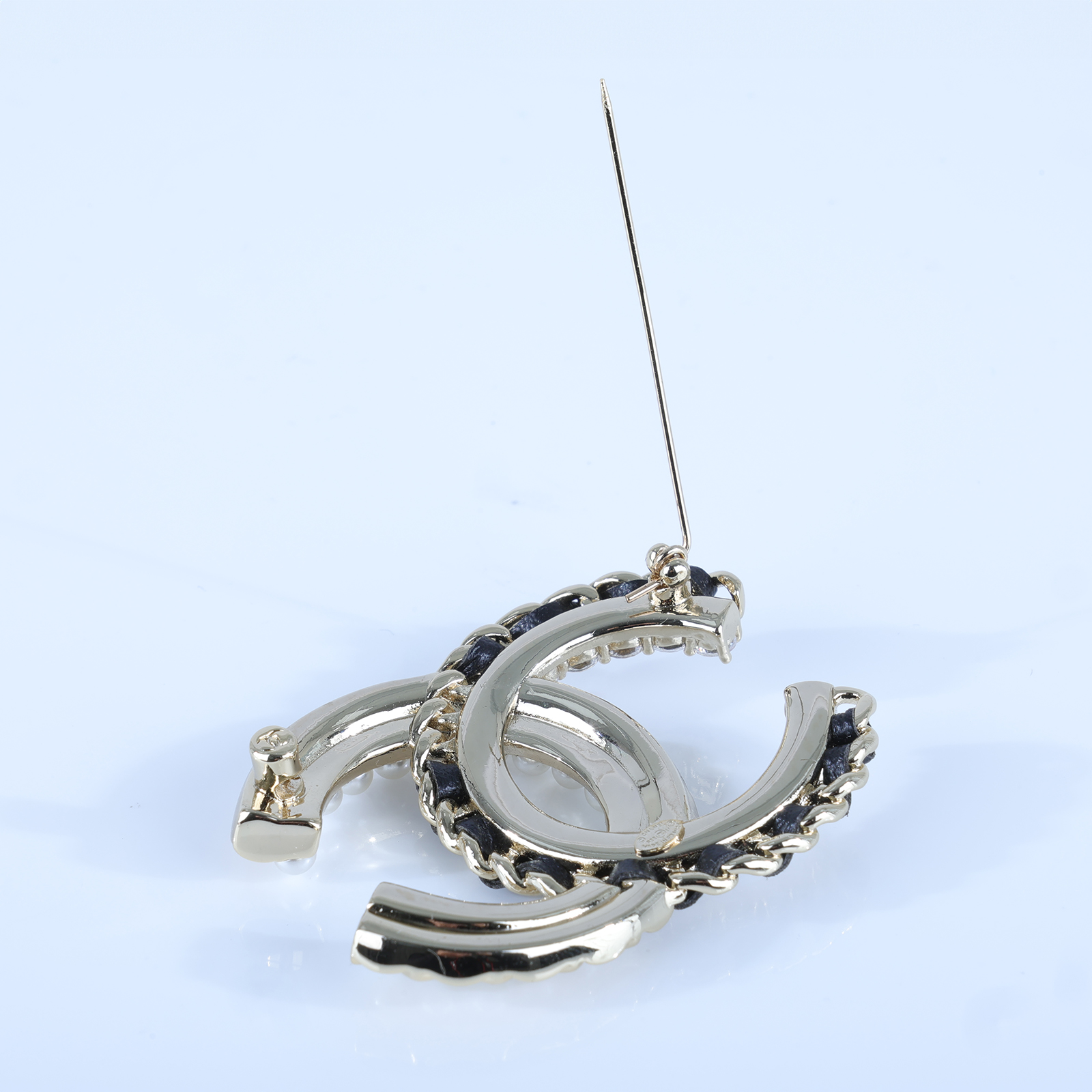 香奈兒 CHANEL CC LOGO 胸針 D22/V 雙C黑皮穿鍊水鑽菱格紋胸針 無附屬品