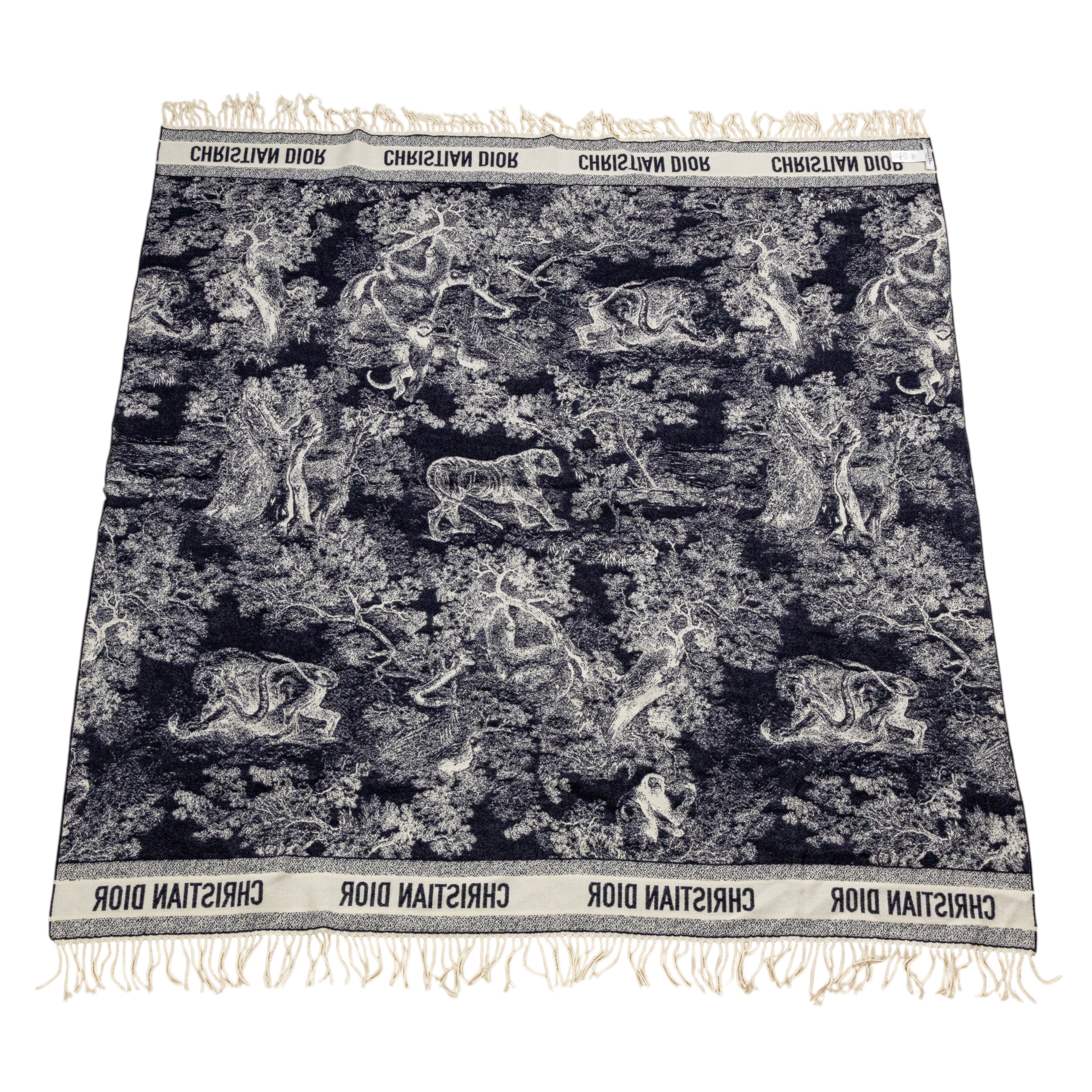 迪奧 CHRISTIAN DIOR Toile de Jouy 叢林系列 圍巾 披肩 毛毯 91DFI1401057 深藍白動物流蘇毛毯 防塵袋