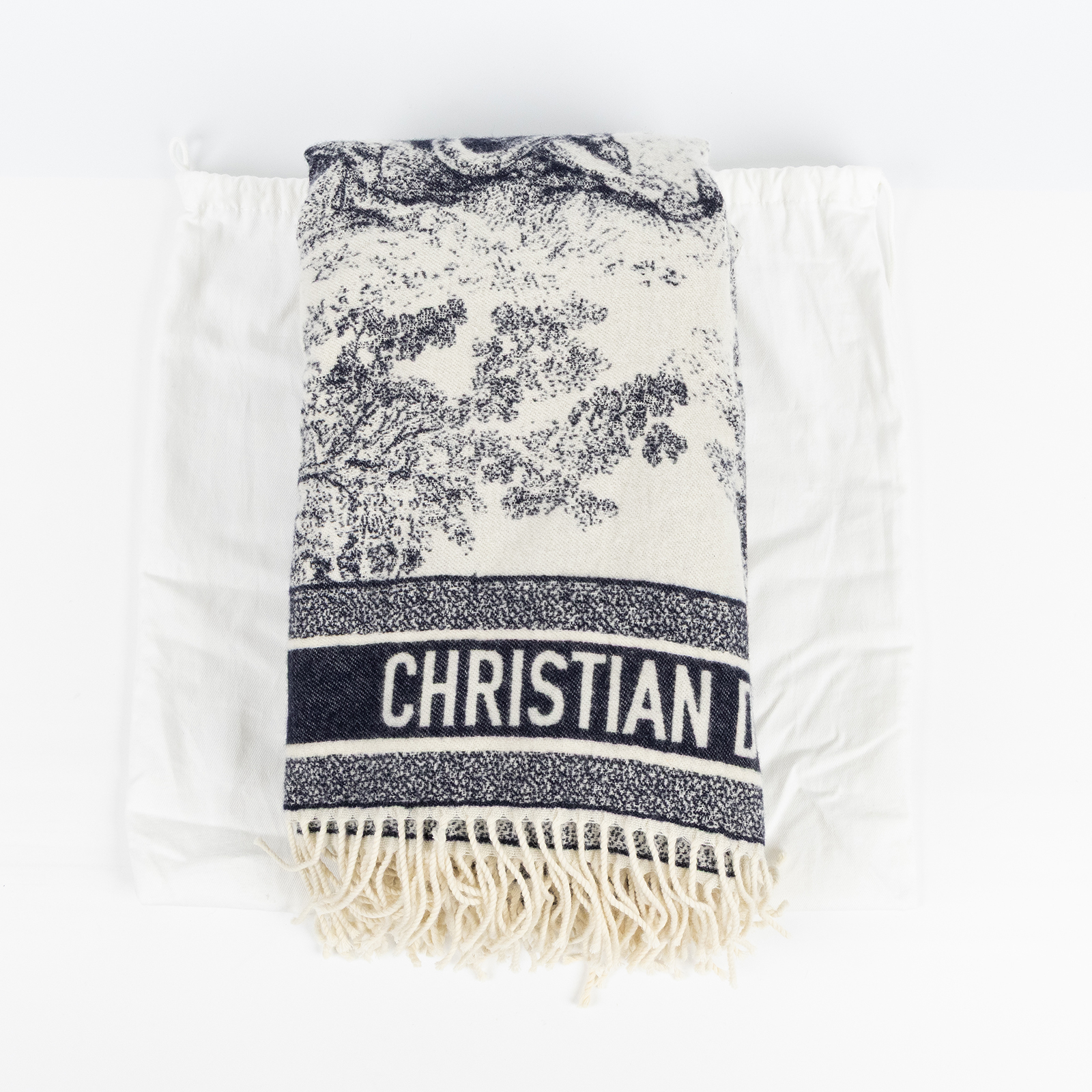 迪奧 CHRISTIAN DIOR Toile de Jouy 叢林系列 圍巾 披肩 毛毯 91DFI1401057 深藍白動物流蘇毛毯 防塵袋