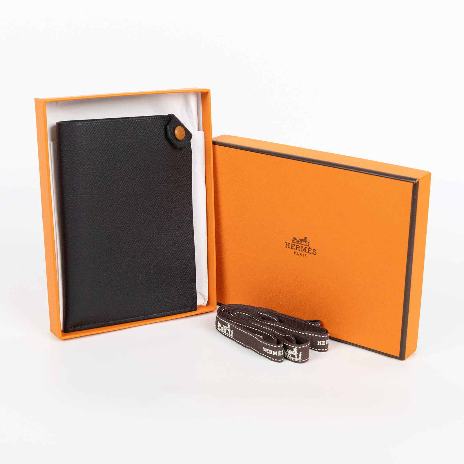 愛馬仕 Hermes Tarmac 護照夾 黑色 H078384CK89 /WFS  004 GX W刻 黑Tarmac護照套 原廠盒子