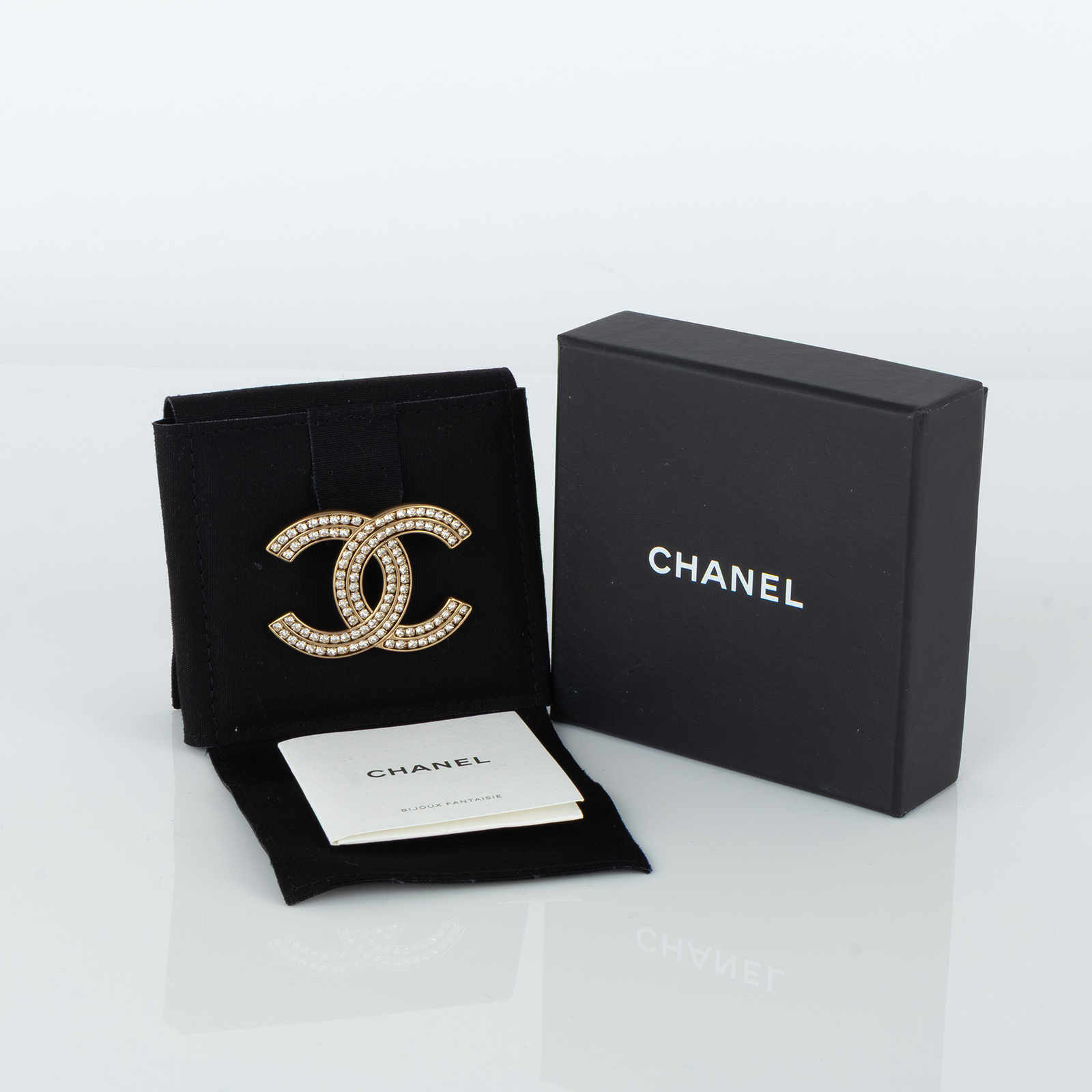 香奈兒 CHANEL CC LOGO 胸針 A21C 雙排水鑽雙C胸針 原廠盒子