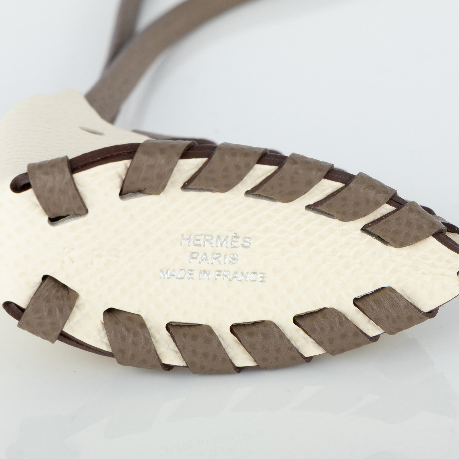 愛馬仕 Hermes Cheval Tresse 吊飾 奶油白 大象灰 H086698CAAD KFS K刻大象灰拚白斑馬吊飾 原廠盒子