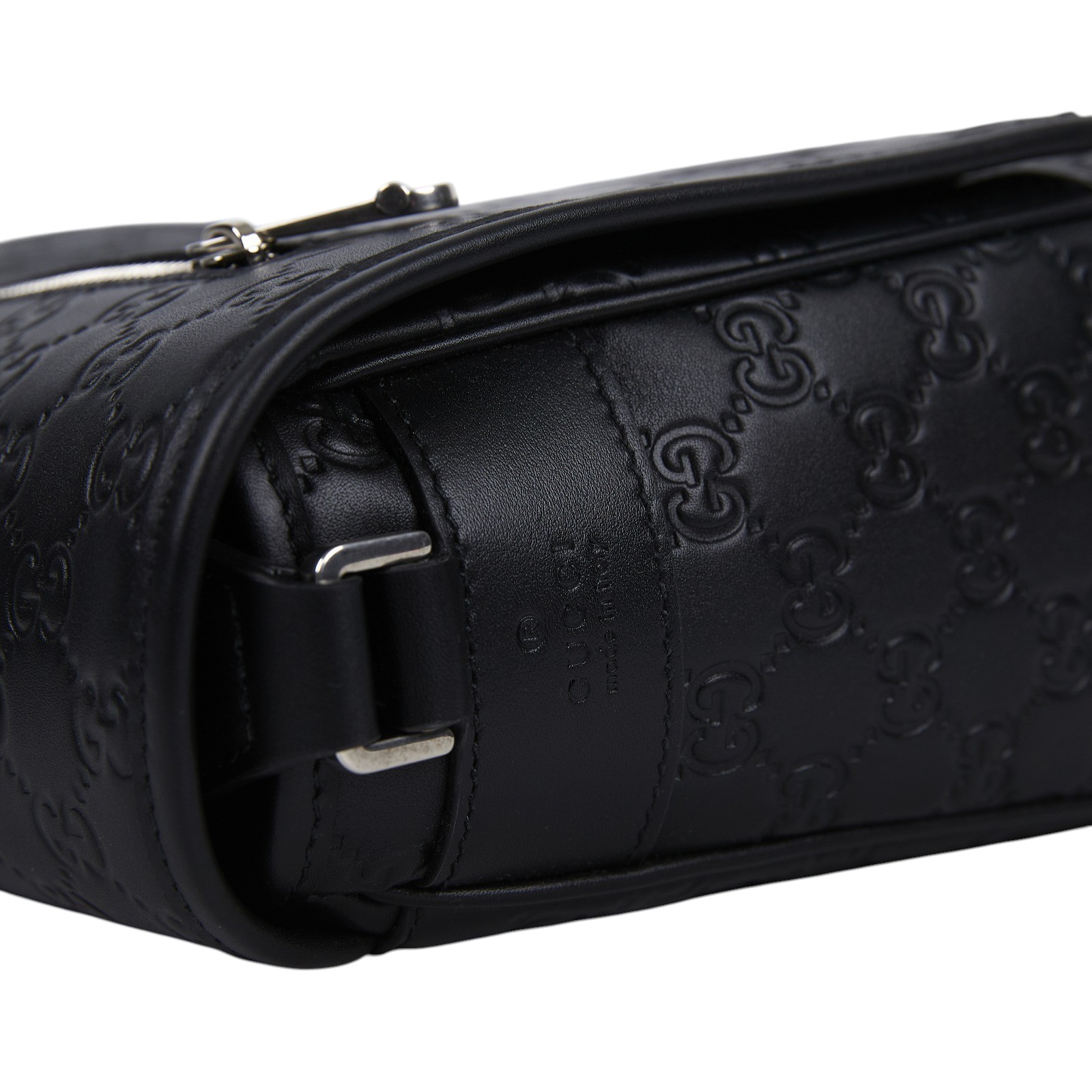 古馳 GUCCI GG Emblem 斜背包 850235 AAFOM 黑壓紋GG Emblem中號斜背包 防塵袋