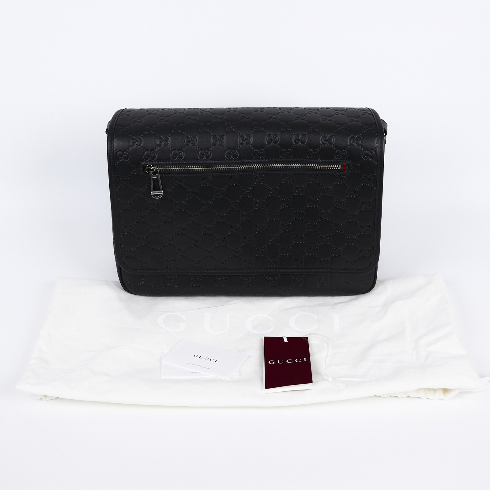 古馳 GUCCI GG Emblem 斜背包 850235 AAFOM 黑壓紋GG Emblem中號斜背包 防塵袋