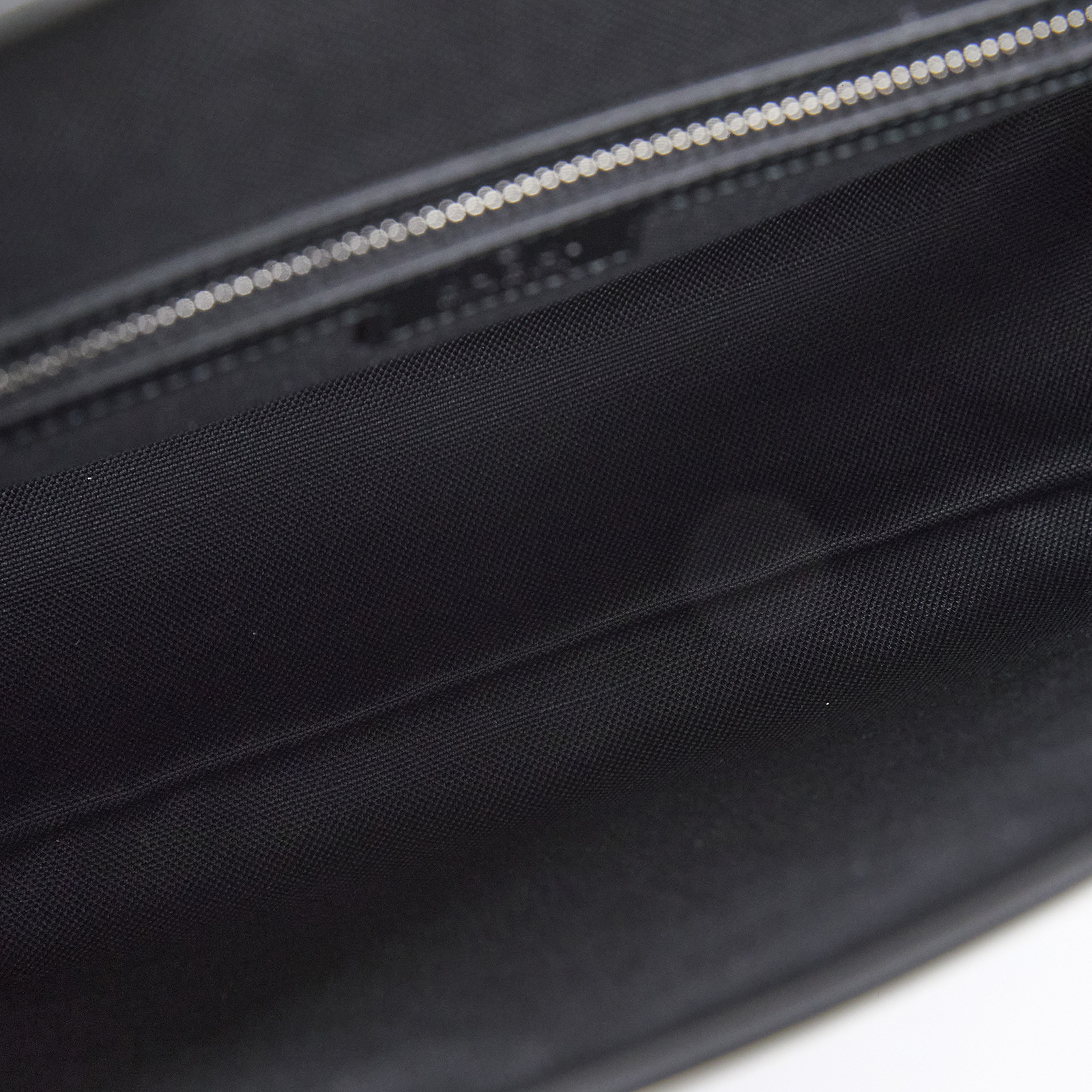 古馳 GUCCI GG Emblem 斜背包 850235 AAFOM 黑壓紋GG Emblem中號斜背包 防塵袋