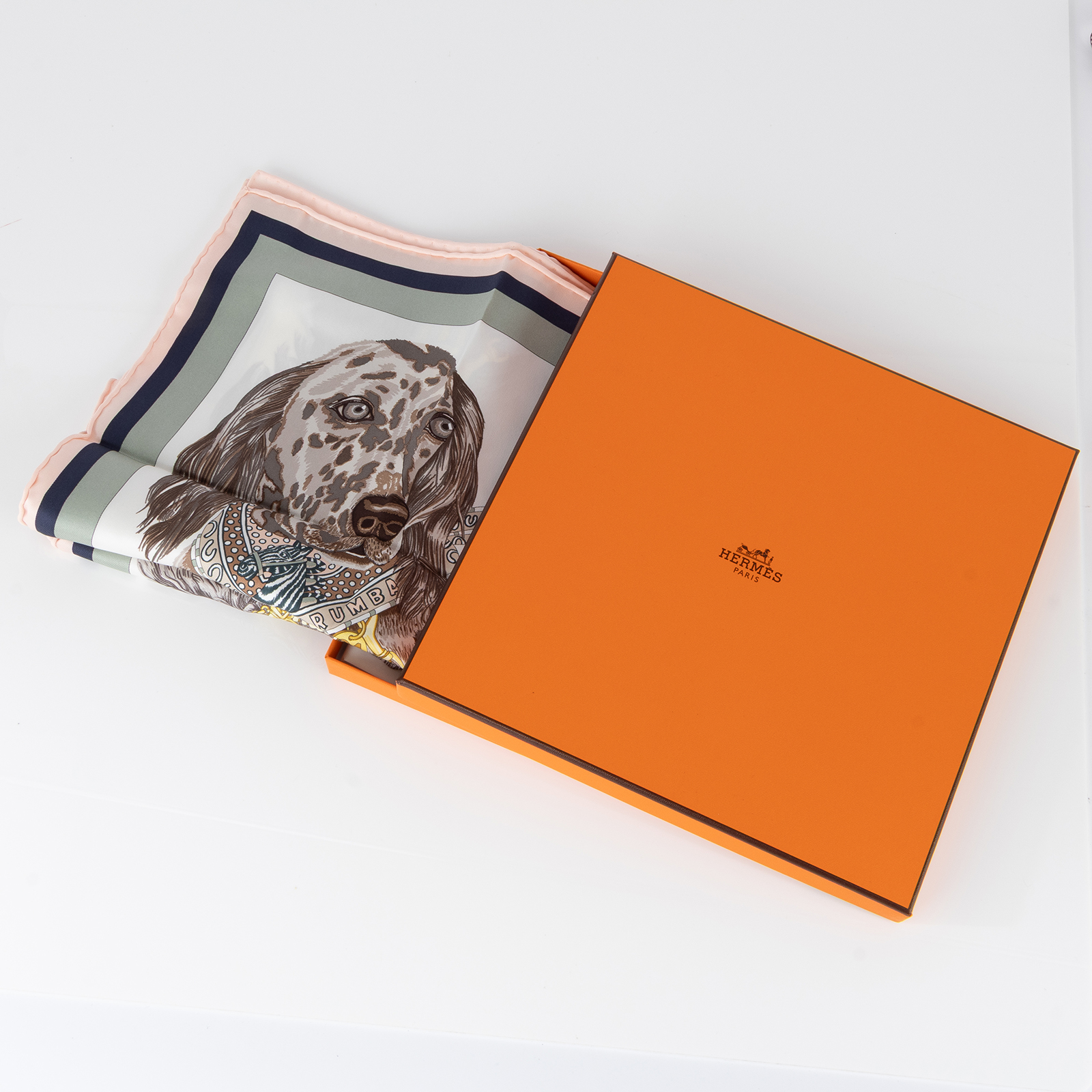 愛馬仕 Hermes Jour de Casting 70 方巾 淺玫瑰色 白色 黏土綠 H984213Sv02  狗狗選角日絲巾65X65 原廠盒子