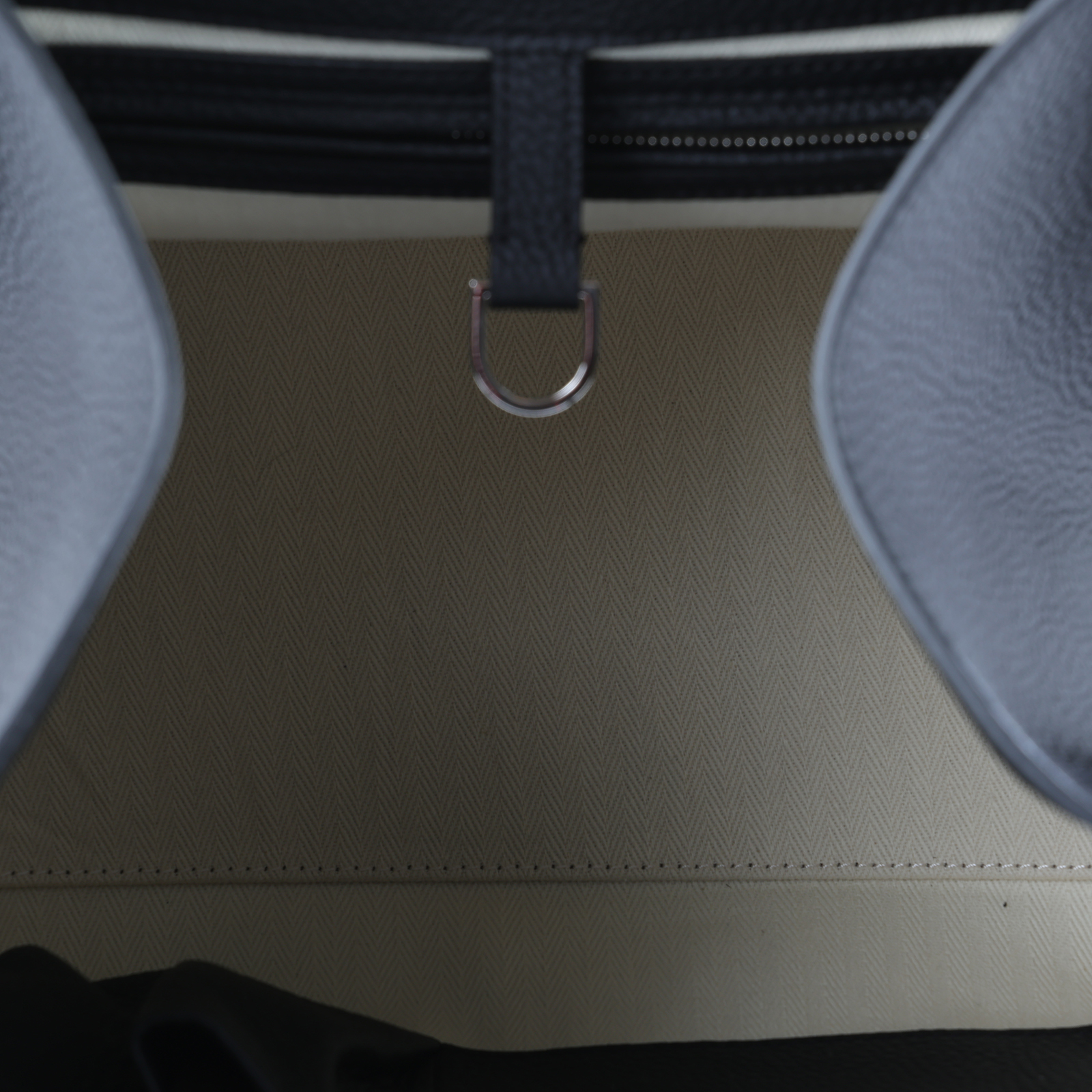 安靜奢華主義 THE ROW Soft Margaux 15 包 黑色 W1255L133BLPL 黑Soft Margaux 15 無附屬品