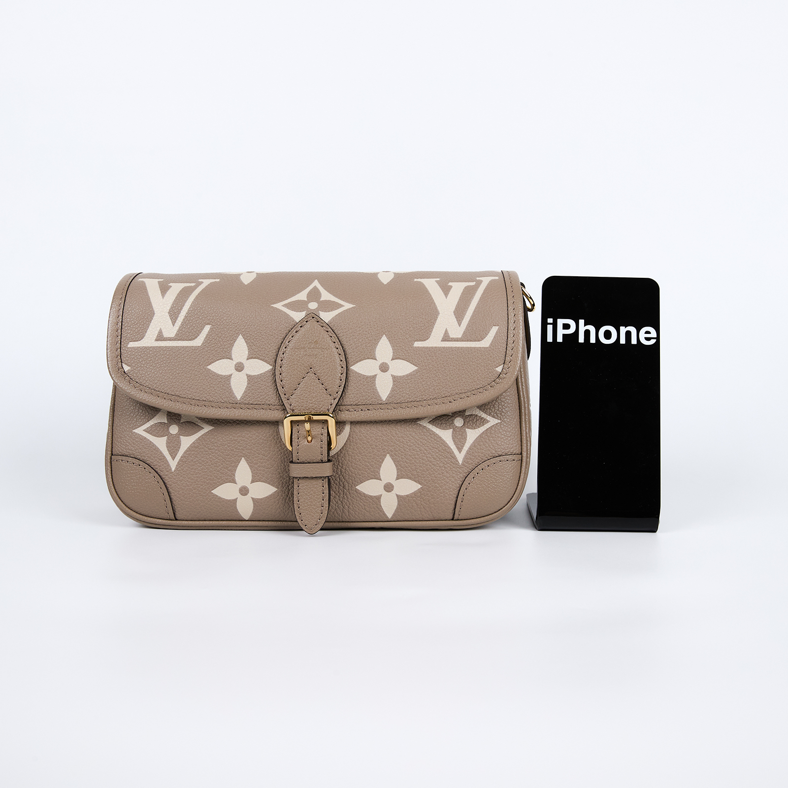 路易威登 LOUIS VUITTON Diane 腋下包法棍 單肩背包 斑鳩灰 奶油色 M46583 晶片款 斑鳩灰DIANE 原廠盒子/防塵袋/背帶/購買證明