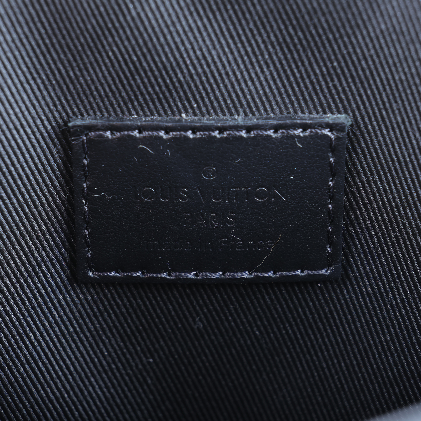 路易威登 LOUIS VUITTON Montsouris 可穿戴式錢包 M83567 晶片款 黑色原花可穿戴式郵差包 防塵袋/原廠盒子